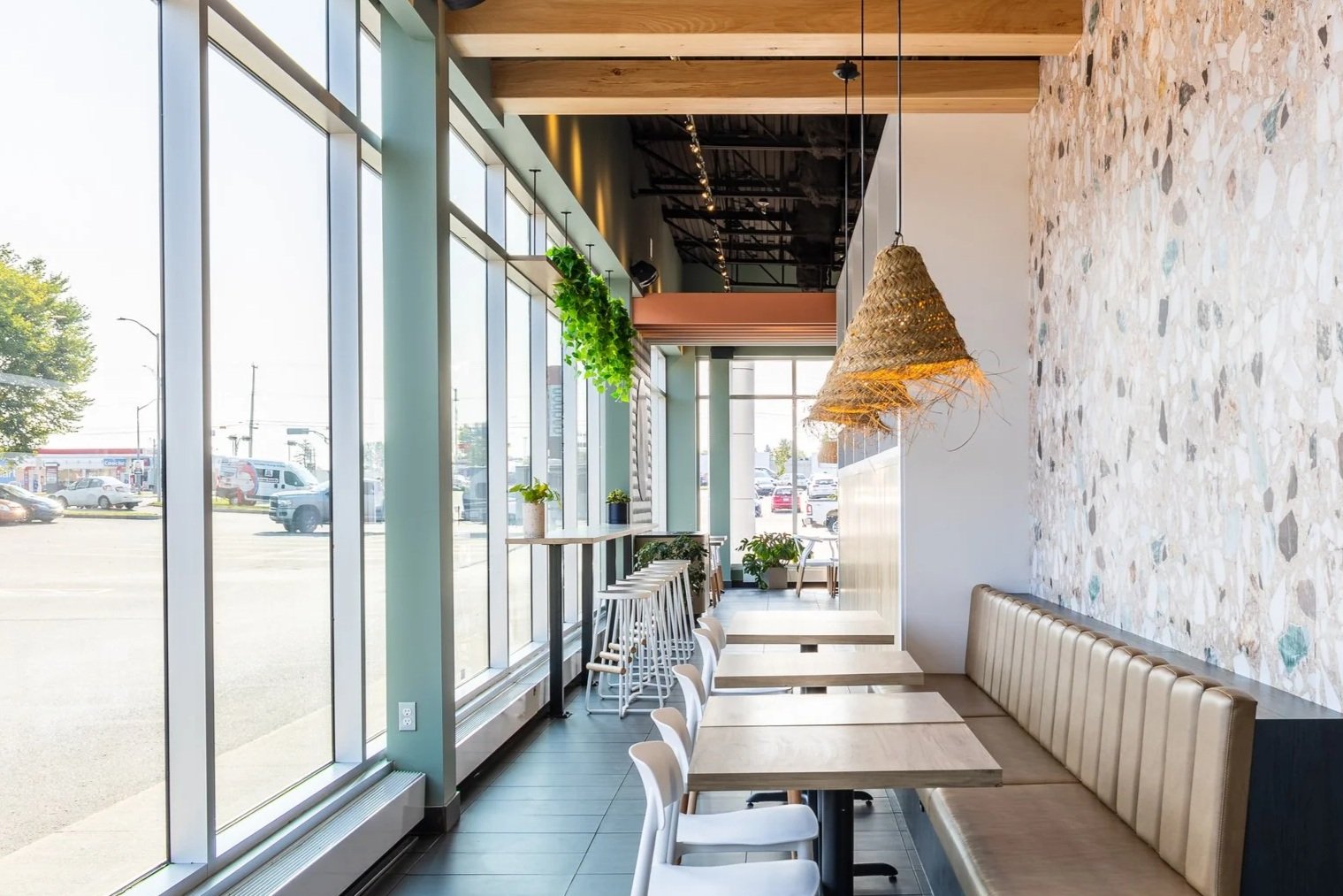 post thumbnail, amenagement interieur restaurant, design restaurant, design commercial, designer restaurant, design commercial, Rübik Design, banquette, plantes, terrazzo, poutres bois, lampe rotin, murs verts, rose, Chicoutimi
