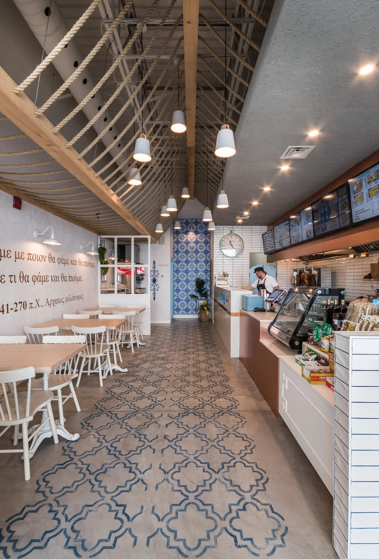 amenagement interieur restaurant, design restaurant, design commercial, designer restaurant, design commercial, Rübik Design, banquette, plantes, marbre, peinture à chaux, poutres bois, motif, grec, béton, bleu, fast-food, cuivre, Montréal, Kirkland