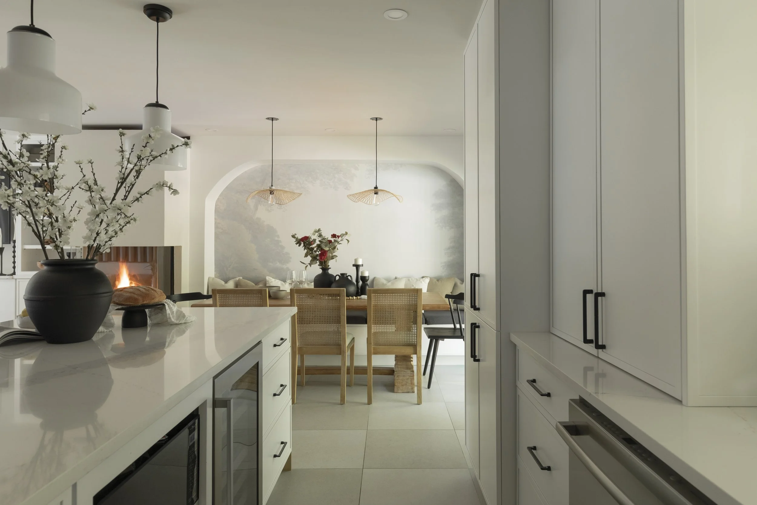 post thumbnail , projet maison, rénovation résidentiel, design cuisine, maison moderne de luxe,  maison haut de gamme, design maison moderne, design intérieur, Rübik Design, cuisine ,  îlot, banquette, bois, arche, foyer , marbre, Pierrefonds