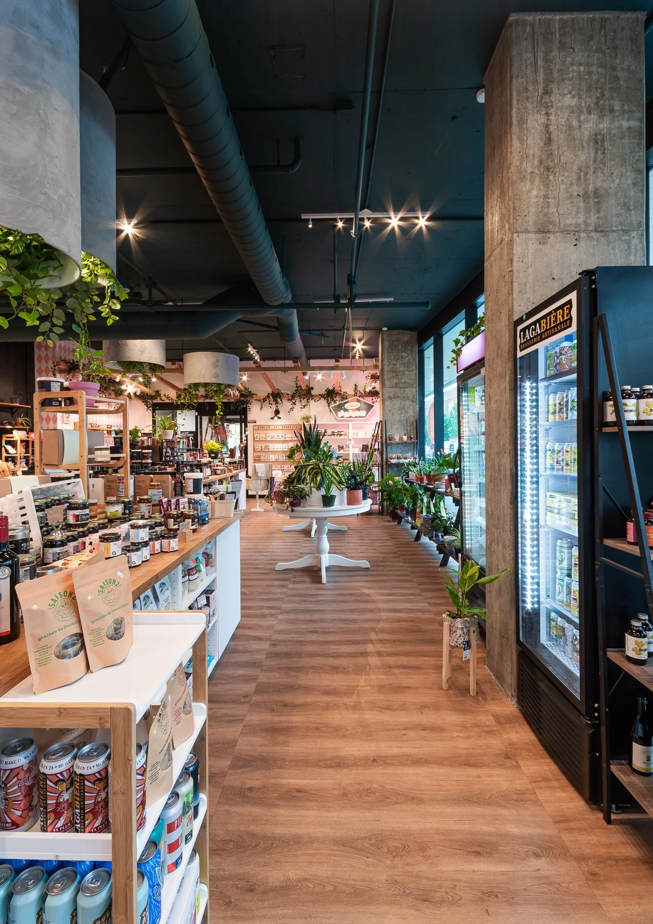 dépanneur, 100% local, amenagement interieur commerce, design commercial, design commercial, Rübik Design, céramique, présentoir, plantes, plywood, comptoir bois,  plancher bois, plantes, lambris, lampe rotin, mur vert, rose, Shop Angus, Montréal