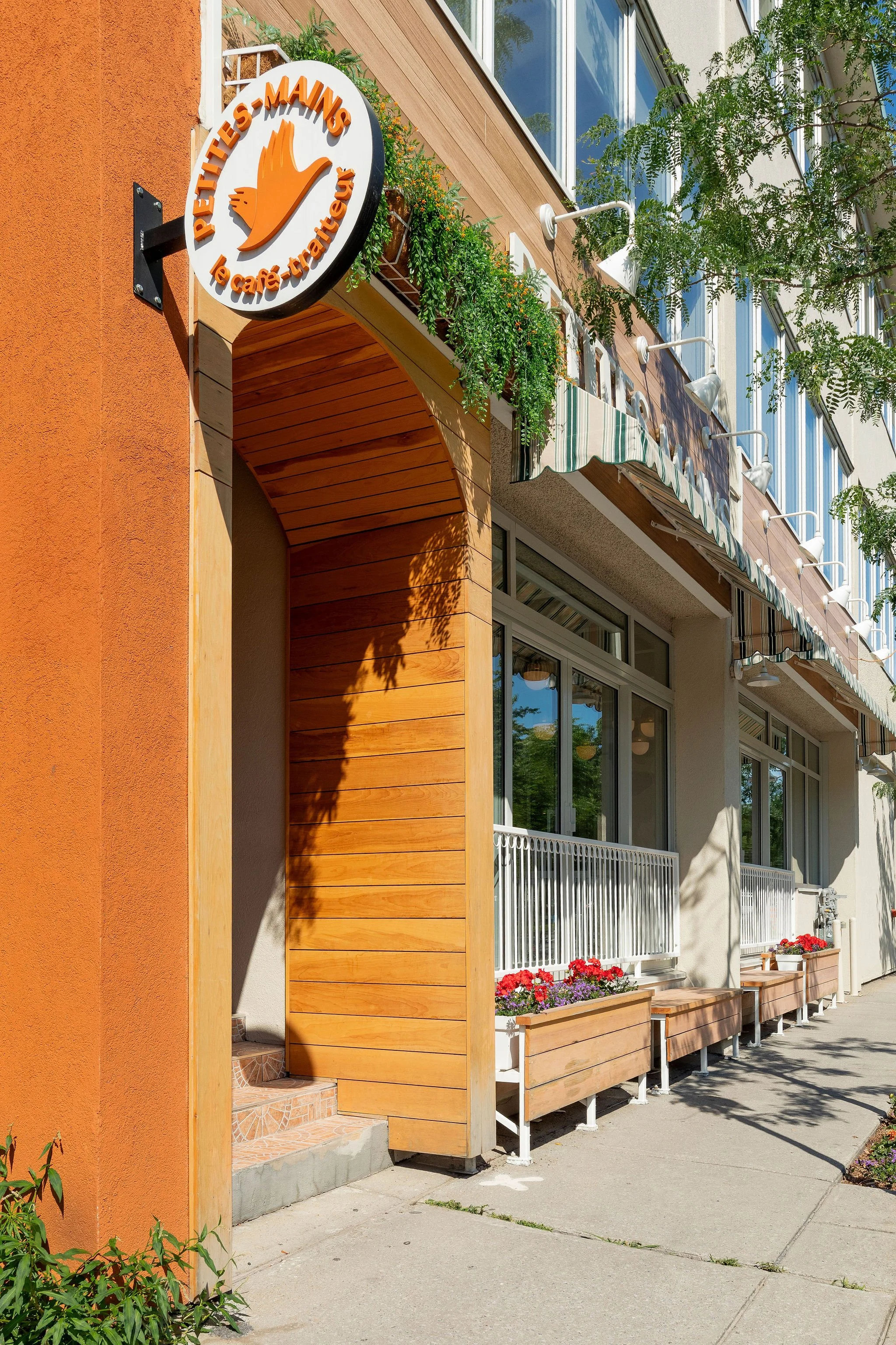 design commercial, design intérieur commercial, arche, extérieur, enseigne, auvent, vert, bois, façade, café, rayures, lambris, aménagement intérieur , aménagement bureaux, Rübik Design, comptoir, réception, bureaux, plantes, Villeray, Montréal