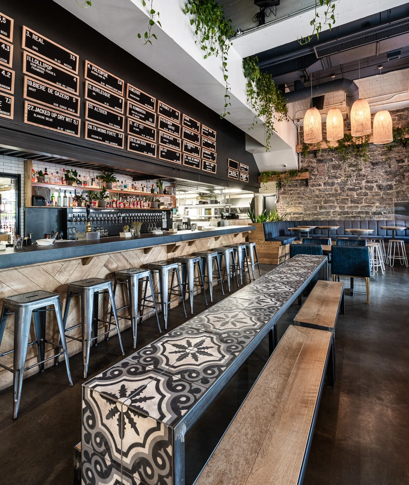 aménagement intérieur restaurant, Rübik Design,  design restaurant, design commercial, designer restaurant, projet commerciaux,  microbrasserie, banquette, plafond marine, mur pierre, boiserie, bar, chevron, menu, plantes, luminaire, Vieux-Montréal