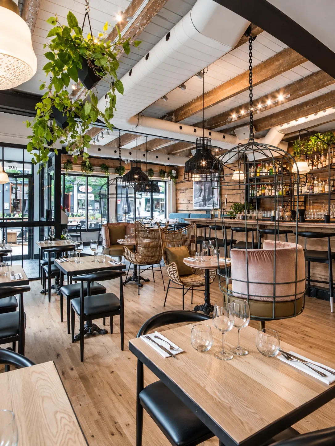 Design de bar-restaurant par Rübik Design : poutres de bois, fauteuils en rotin et bar lumineux