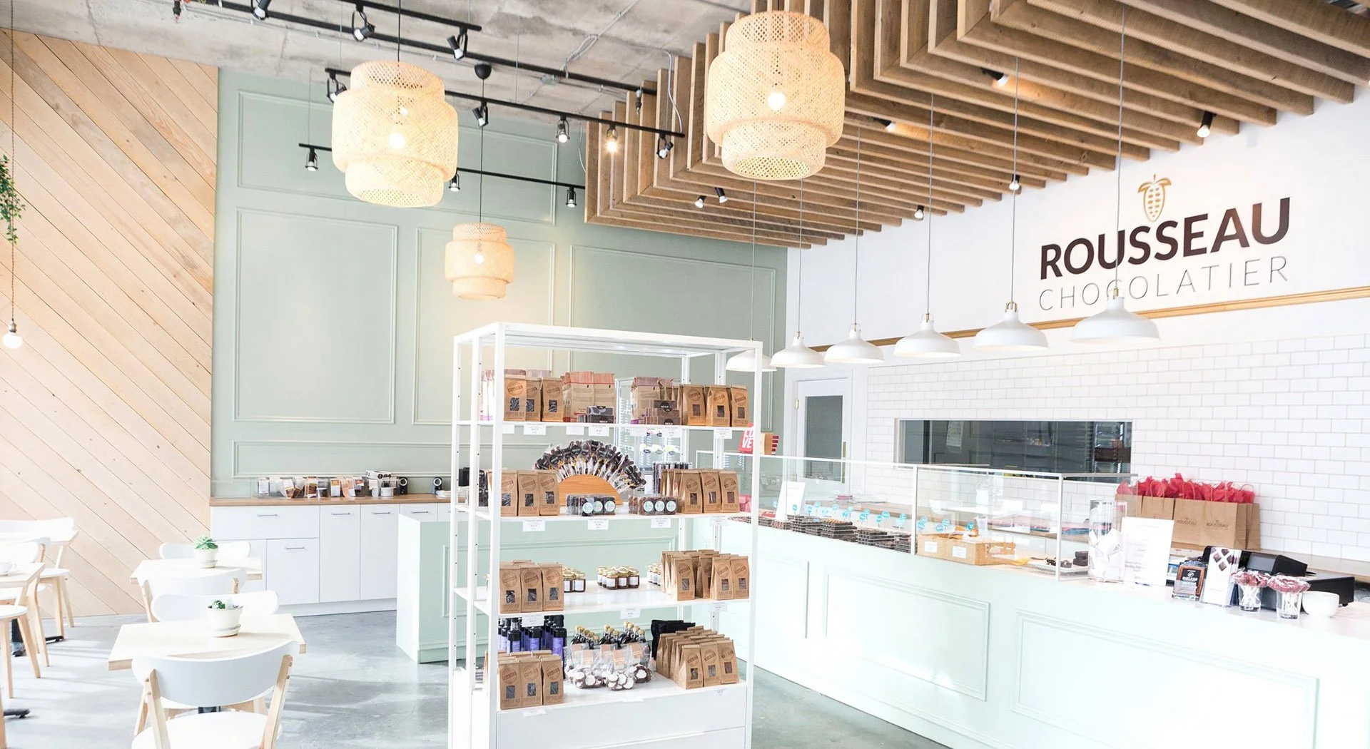 post thumbnail, amenagement interieur restaurant, design restaurant, design commercial, designer restaurant, design commercial, Rübik Design, moulure, vert sage, rotin, plante, rotin, plafond bois, céramique, chocolaterie, comptoir bois, Halifax