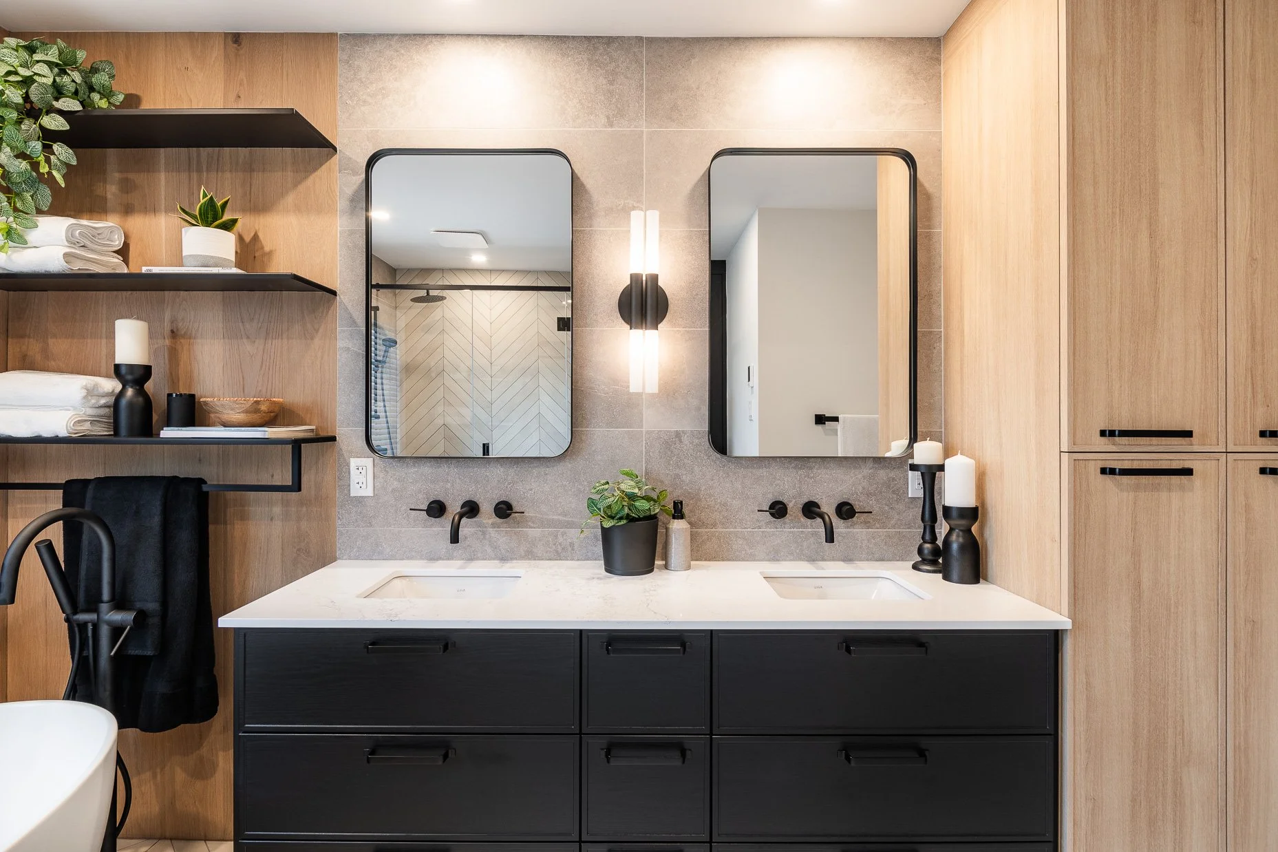 post thumbnail rénovation résidentiel, design intérieur, design salle de bain, comptoir quartz, miroir, bois, céramique mur béton, vanité double, plomberie noire ,maison moderne de luxe, maison haut de gamme, Rübik Design,  Rive-Nord, Deux-Montagnes