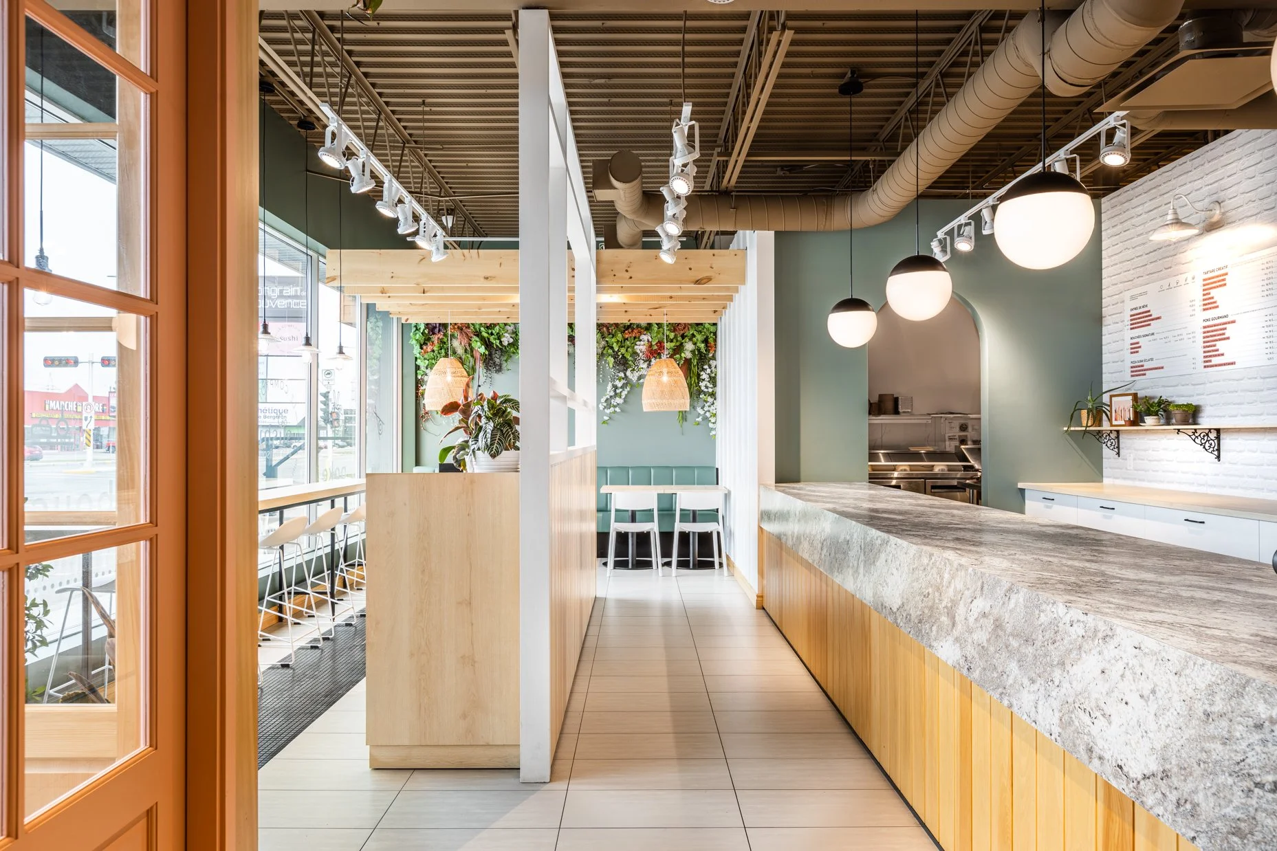 post thumbnail, amenagement interieur restaurant, design restaurant, design commercial, designer restaurant, design commercial, Rübik Design, banquette, verrière, plantes, marbre, rotin, plafond bois, céramique, arche, comptoir bois, Trois-Rivières