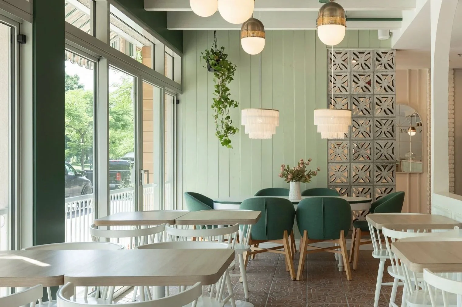 post thumbnail, design commercial, design intérieur commercial, arche, vert, bois, marbre, restaurant, lambris, , aménagement intérieur , aménagement restaurant, Rübik Design, café, brique, poutres, façade, breeze block, plantes, Villeray, Montréal