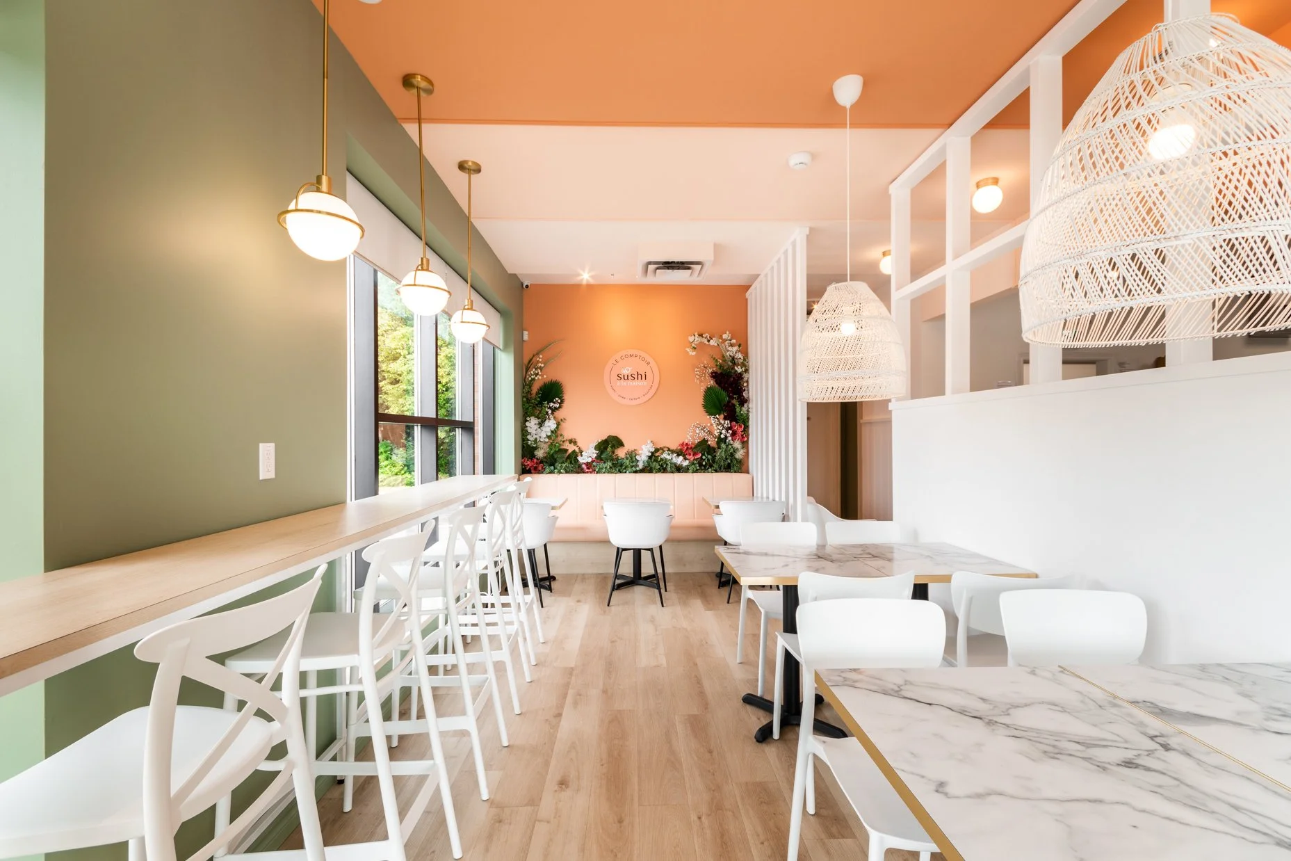 post thumbnail, amenagement interieur restaurant, design restaurant, design commercial, designer restaurant, design commercial, Rübik Design, banquette, verrière, plantes, mur fleurs, rotin, comptoir lunch,plafond rose, stool, marbre, Blainville