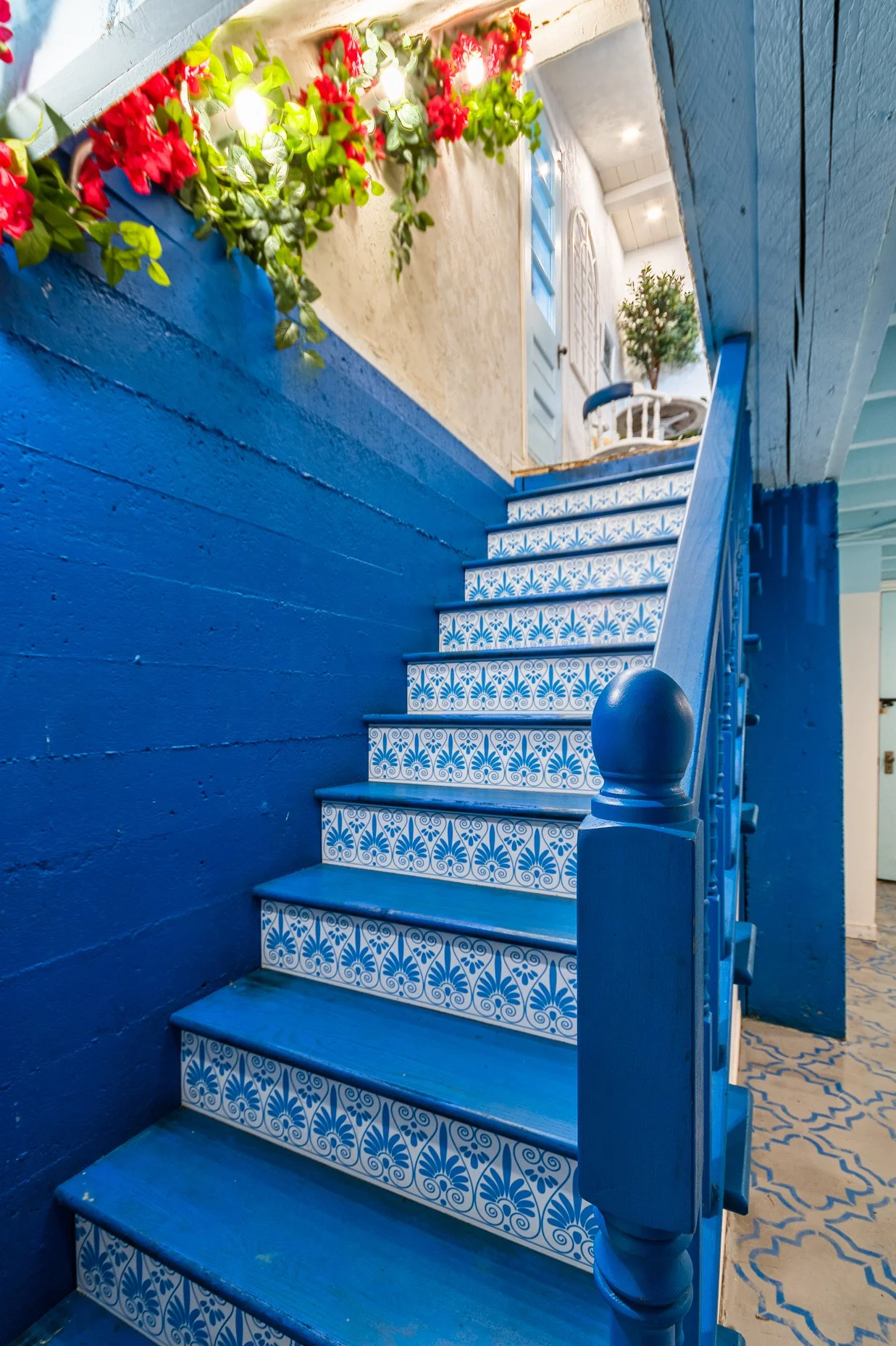 amenagement interieur restaurant, design restaurant, design commercial, designer restaurant, design commercial, Rübik Design, motif grec, plantes, escalier, escalier bleu, motif, fleurs peinture à chaux, poutres bois, béton, bleu, Montréal, Monkland