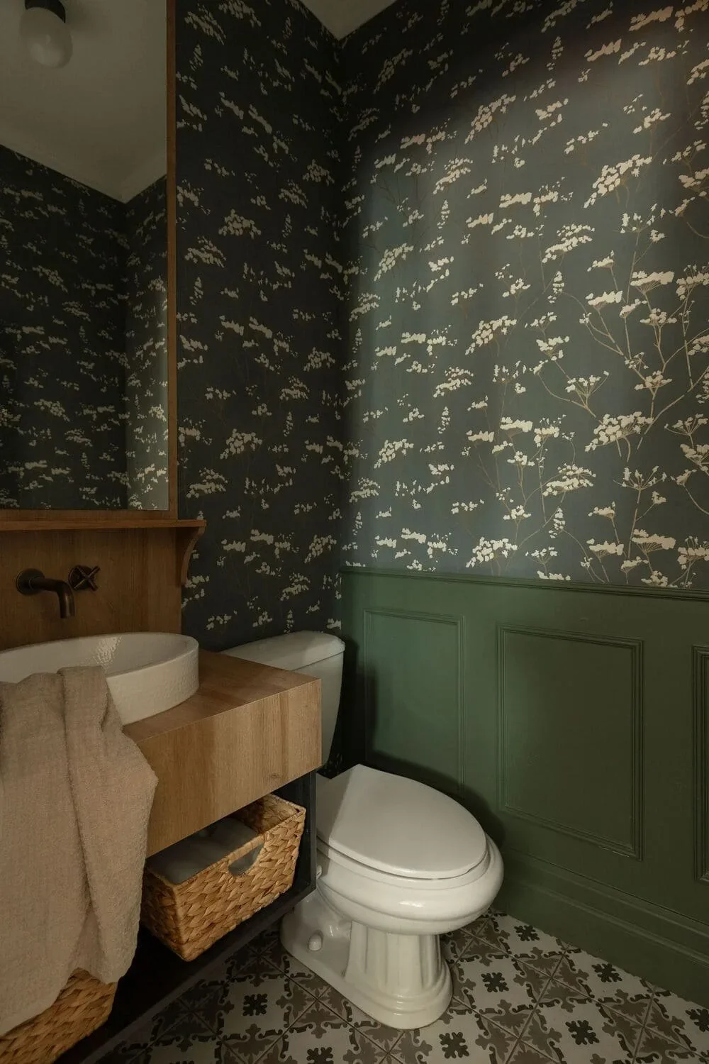 Salle d'eau d'une maison de la Rive-Nord par Rübik Design : papier peint floral vert, boiseries vertes, vanité en bois et carrelage à motifs