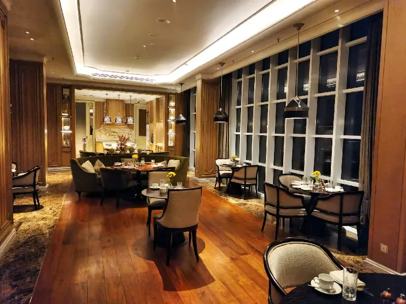 Salle à manger de restaurant remplie de tables et de chaises, exemple d'aménagement intérieur de restaurant