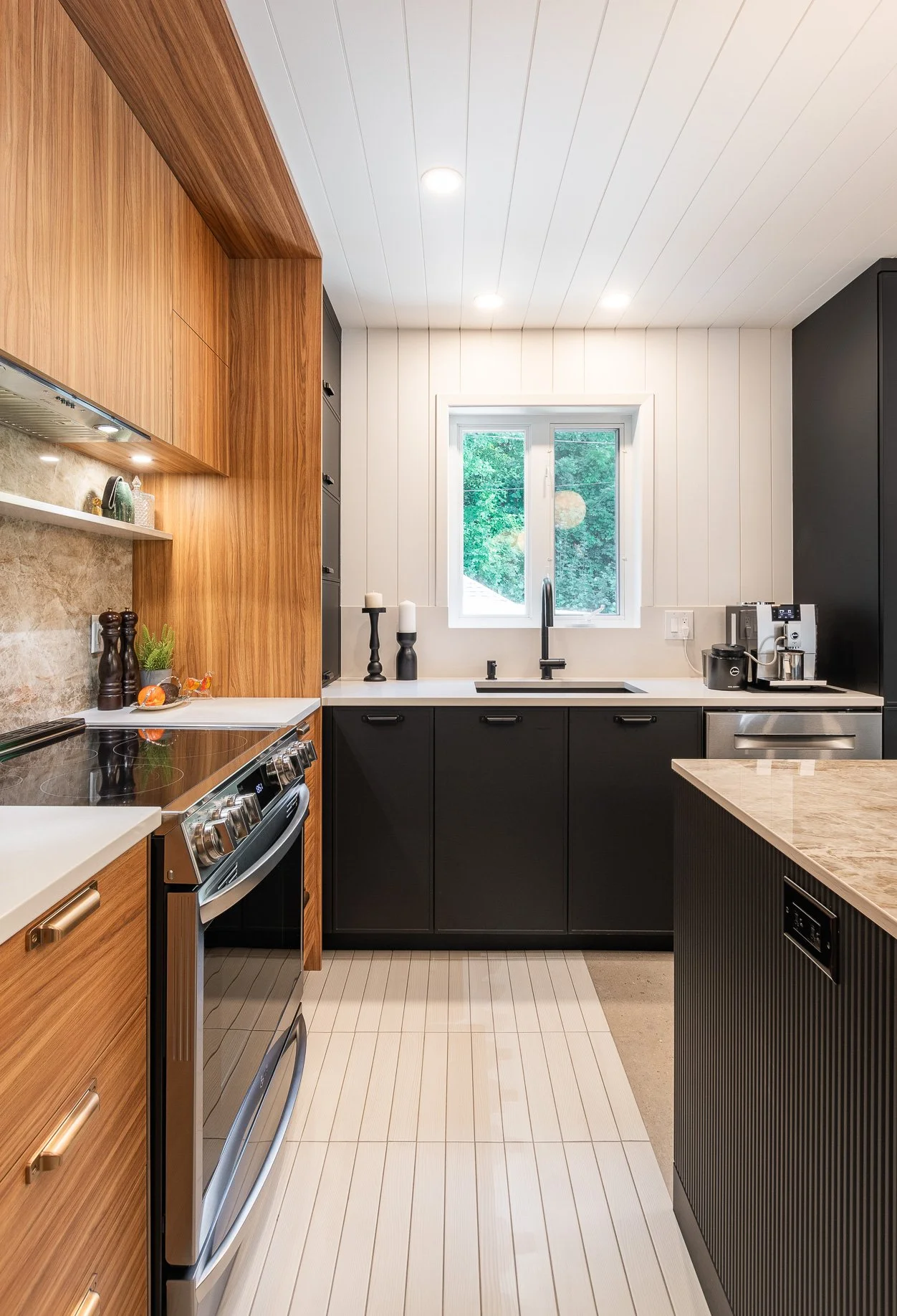 rénovation résidentiel, design intérieur, design cuisine, comptoir quartz, bois,  cuisine noire, shiplap, lambris, dosseret, porcelaine,céramique, plomberie noire ,maison moderne de luxe, maison haut de gamme, Rübik Design,  Rive-Nord, Deux-Montagnes