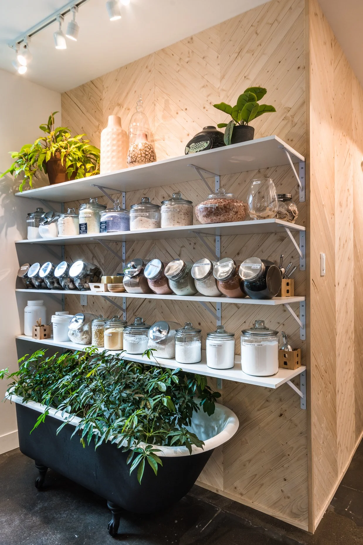 design commercial, design intérieur commercial, aménagement intérieur magasin, aménagement intérieur boutique, aménagement boutique, Rübik Design, bain, produit vrac, pharmacie, pédicure, manucure,soins , lambris, bois, esthétique, Blainville