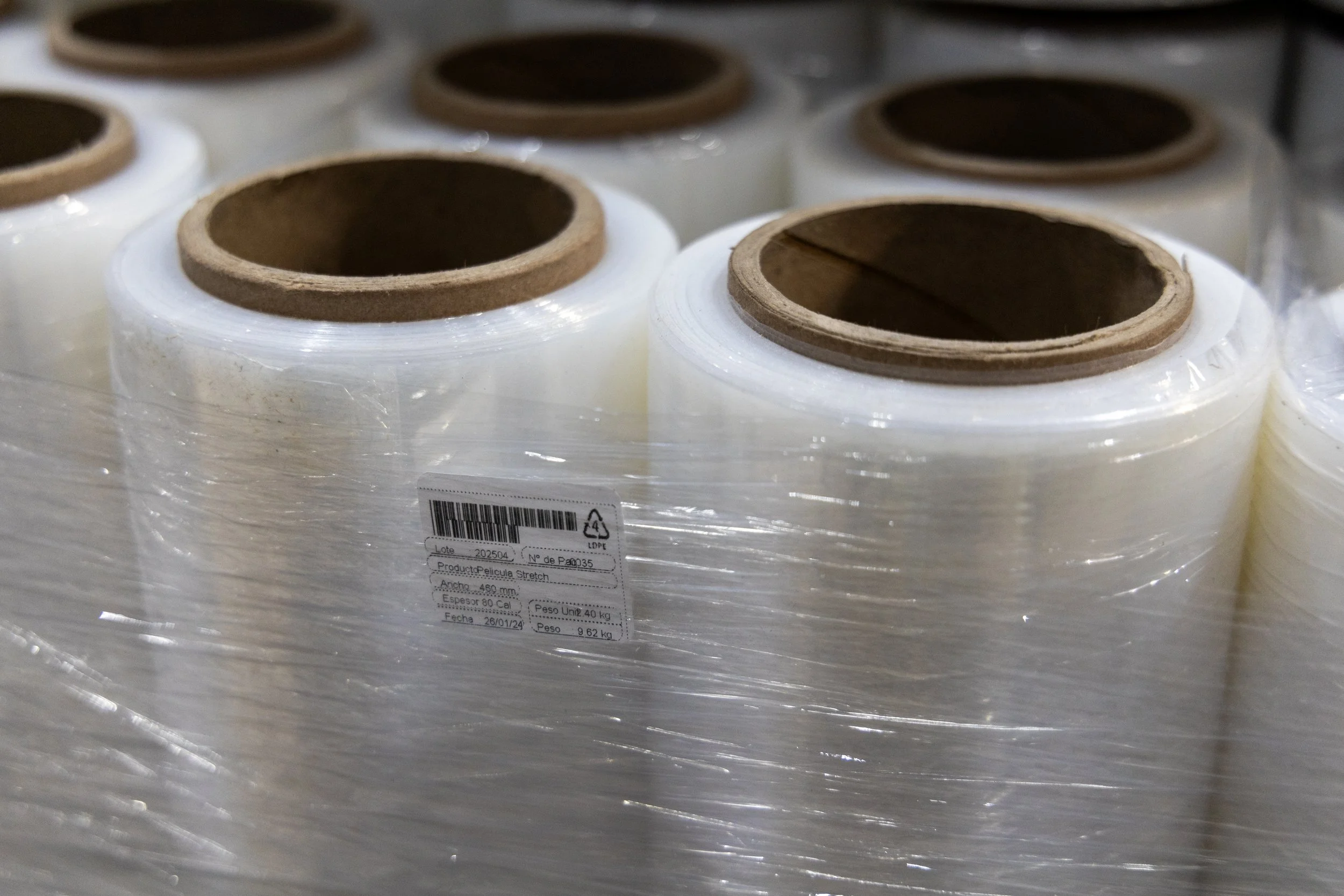 Rollo de film transparente en una tienda, envuelto en plástico para evitar polvo y daños.