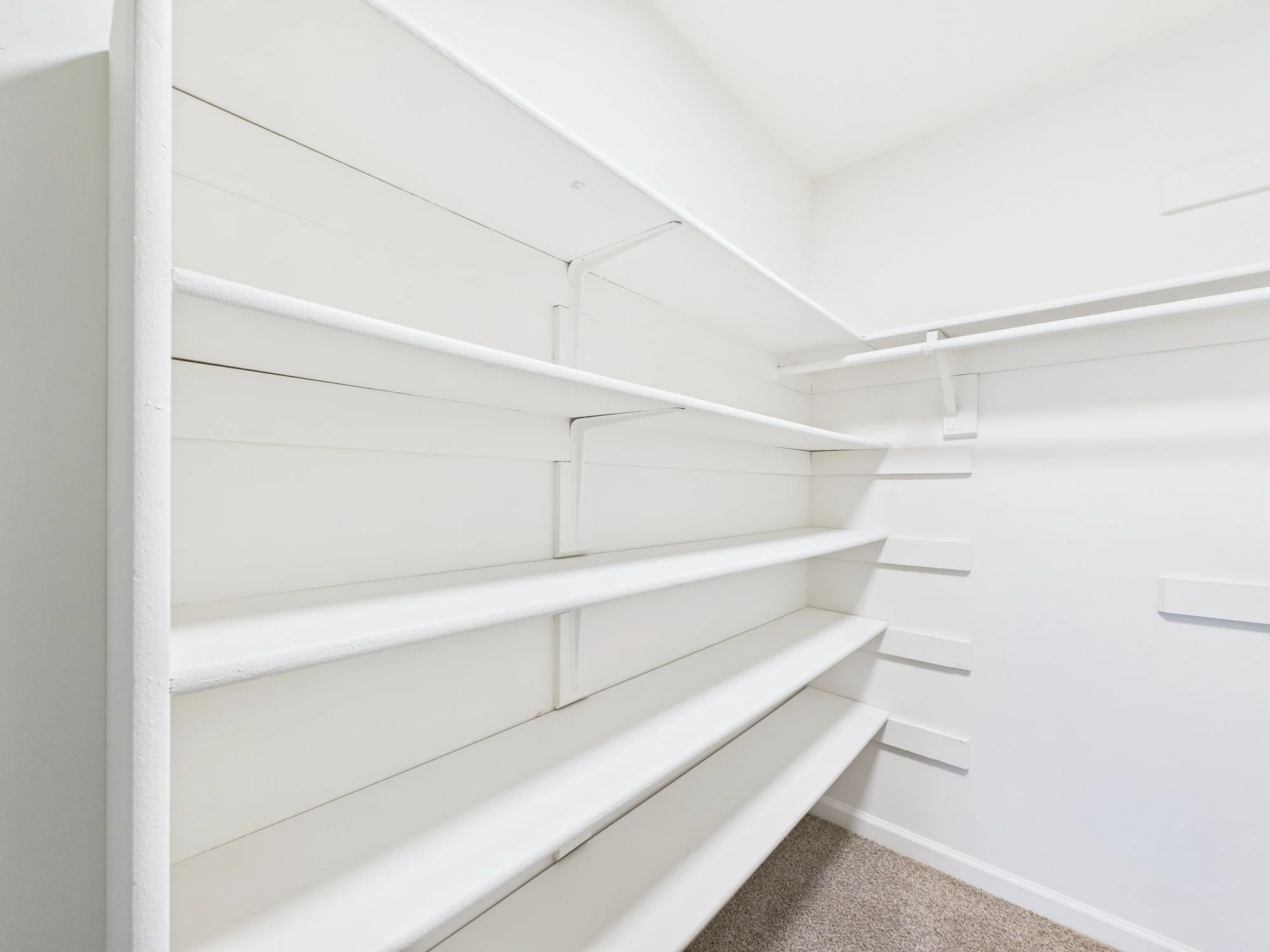 U1045 - Closet 1.jpg