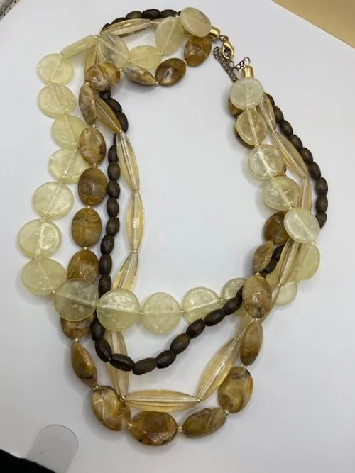 shell 4 strands choker 3.jpg