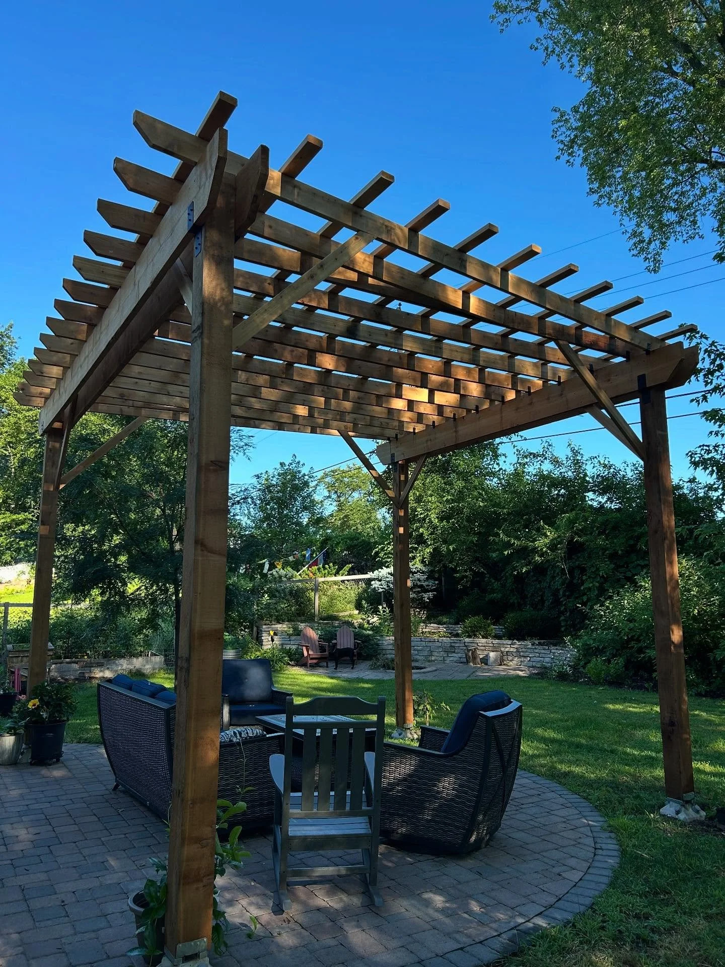 Another pergola done! ✔️ Given its tall height, this pergola project had the mission of maintaining the home’s beautiful sightline to the golf course. Contact Lucas Builders for your next project! #lucasbuildersllp #pergola #outdoorproject #per
