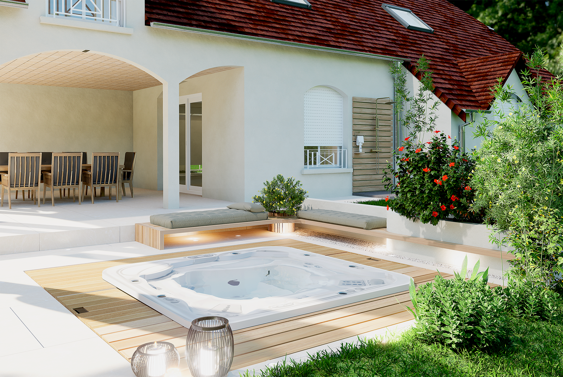 Terrasse extérieure avec jacuzzi, espace repas avec table et chaises, coin détente avec coussins, végétation luxuriante, maison en arrière-plan avec murs blancs et toiture en tuiles rouges.