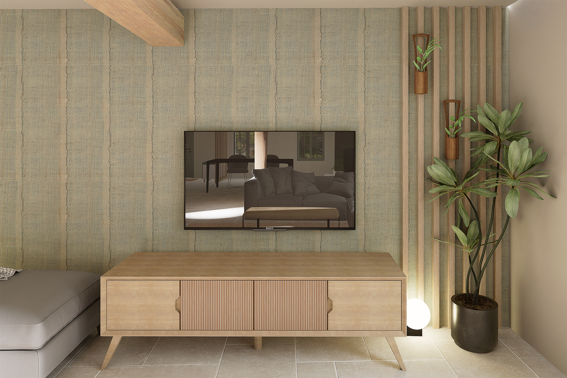 Salon moderne avec un mur en tissu beige, une télévision à écran plat, une console en bois clair, une grande plante en pot et un éclairage doux.