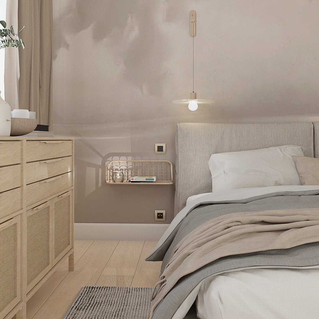 Chambre à coucher avec lit, tête de lit en tissu gris, draps blancs et couverture beige. A gauche, une commode en bois clair avec des vases et des objets décoratifs. Sur le mur derrière, une étagère en osier avec des livres et une petite décoration. Une lampe suspendue à une douille en bois au plafond. Le sol en bois clair avec un tapis gris et blanc.