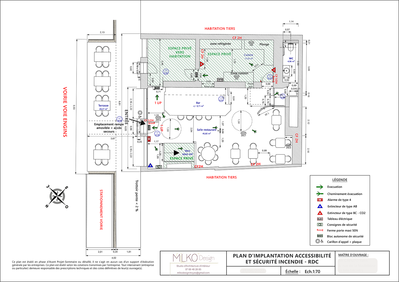 Plan d'aménagement d'une salle de restaurant avec espace privé, bar, cuisine, WC, terrasse et terrasse couverte, comprenant des annotations pour l'évacuation incendie, alarmes, extincteurs, et autres éléments de sécurité.