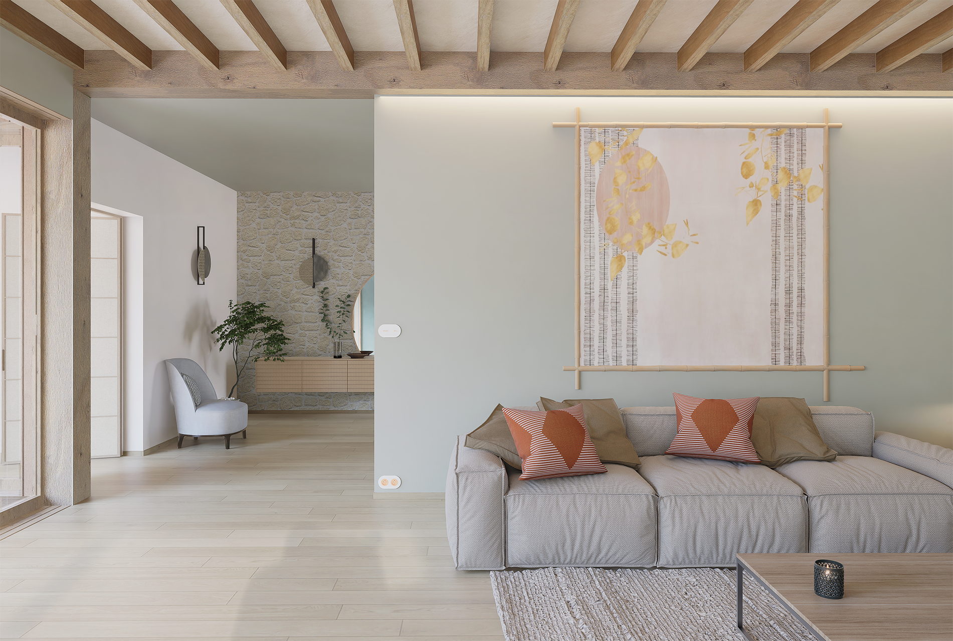 Salon moderne avec un canapé gris, coussins orange et beige, mur avec toile décorative. Espace lumineux avec poutres en bois au plafond, à gauche porte en verre, coin lecture avec chaise blanche et plante verte, mur en pierre au fond.