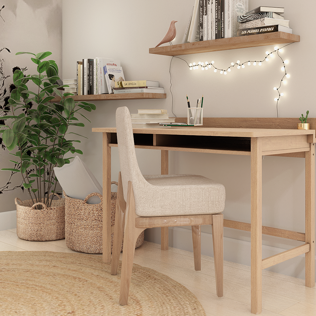 Bureau en bois clair avec une chaise beige, deux étagères en bois avec des livres, une plante verte en panier tressé à gauche, des livres et des décorations, un guirlande lumineuse blanche