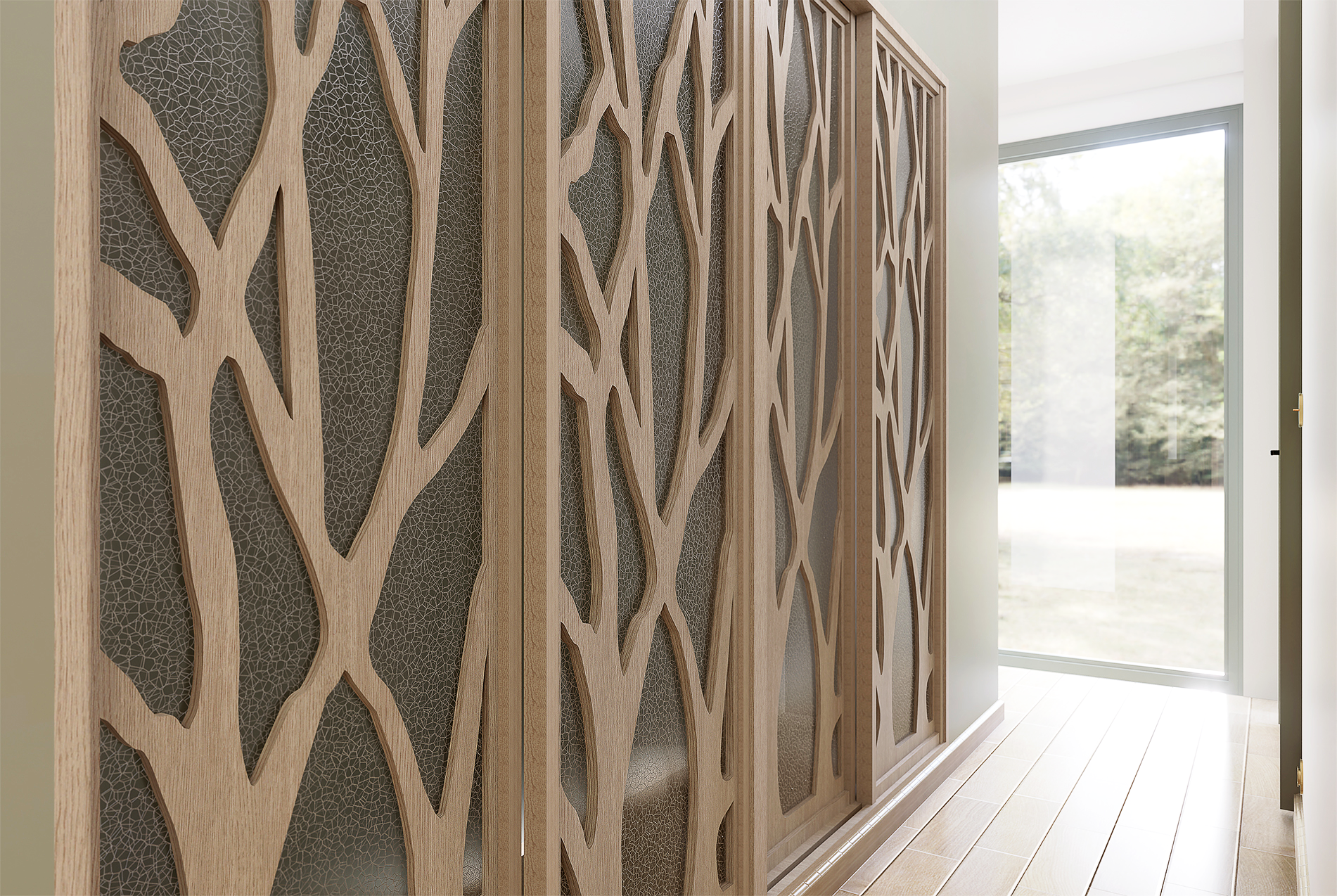 Intérieur avec une cloison en bois au design de branches d'arbre, près d'une grande fenêtre laissant entrer la lumière naturelle.