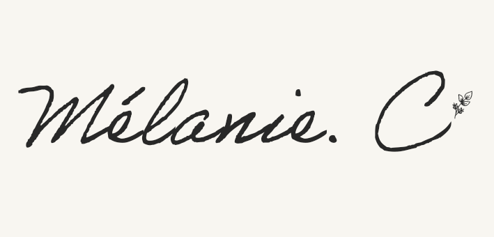 Signature manuscrite de Mélanie. C avec une petite abeille à côté.