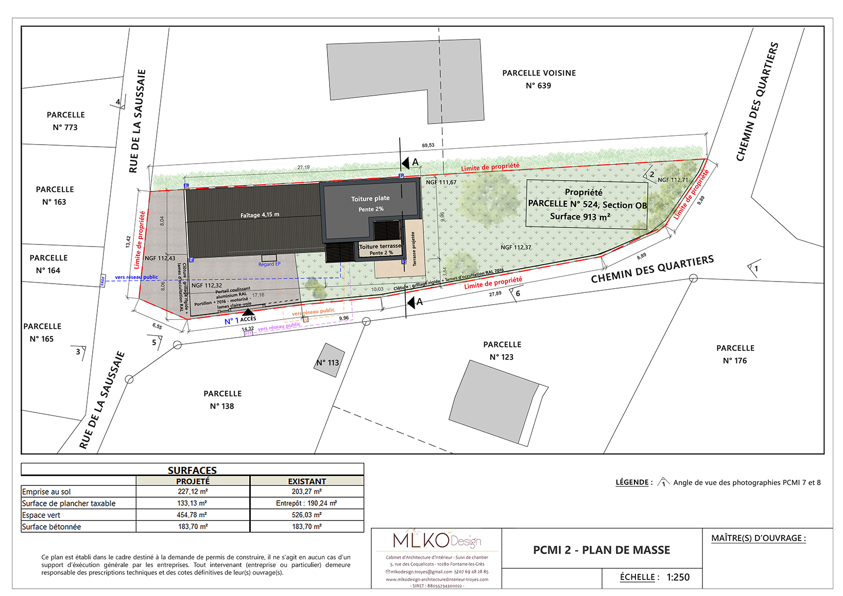 Plan de masse d'une propriété avec bâtiment, terrasse, et différentes parcelles environnantes, incluant des limites de propriété, des références cadastrales, et annotations techniques.