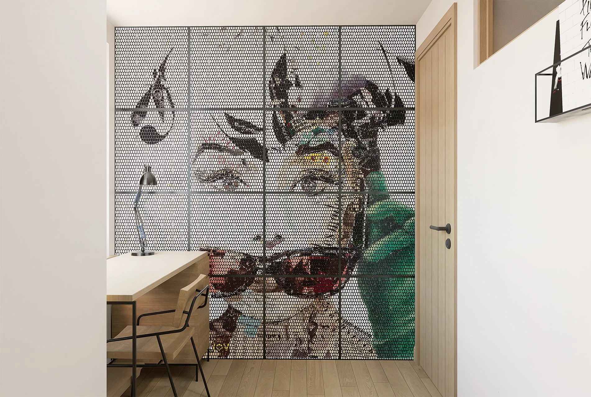 Mur en mosaïque représentant le portrait de Frida Kahlo dans une pièce moderne avec bureau et porte en bois.