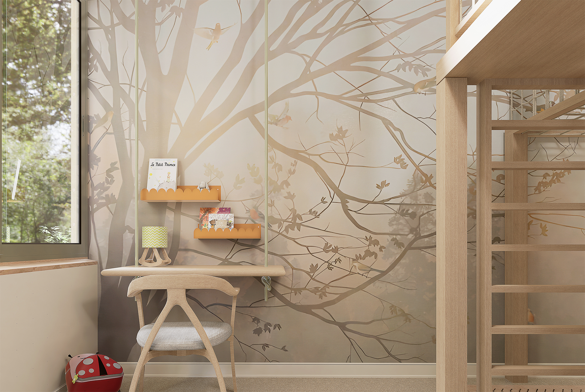 Intérieur d'une chambre pour enfant avec un mur orné d'un grand dessin de branches d'arbre en style minimaliste, avec étagères orange contenant des livres, une petite lampe en forme d’oreille, une chaise en bois et un ballon de ladybug sur le sol à côté du mur.