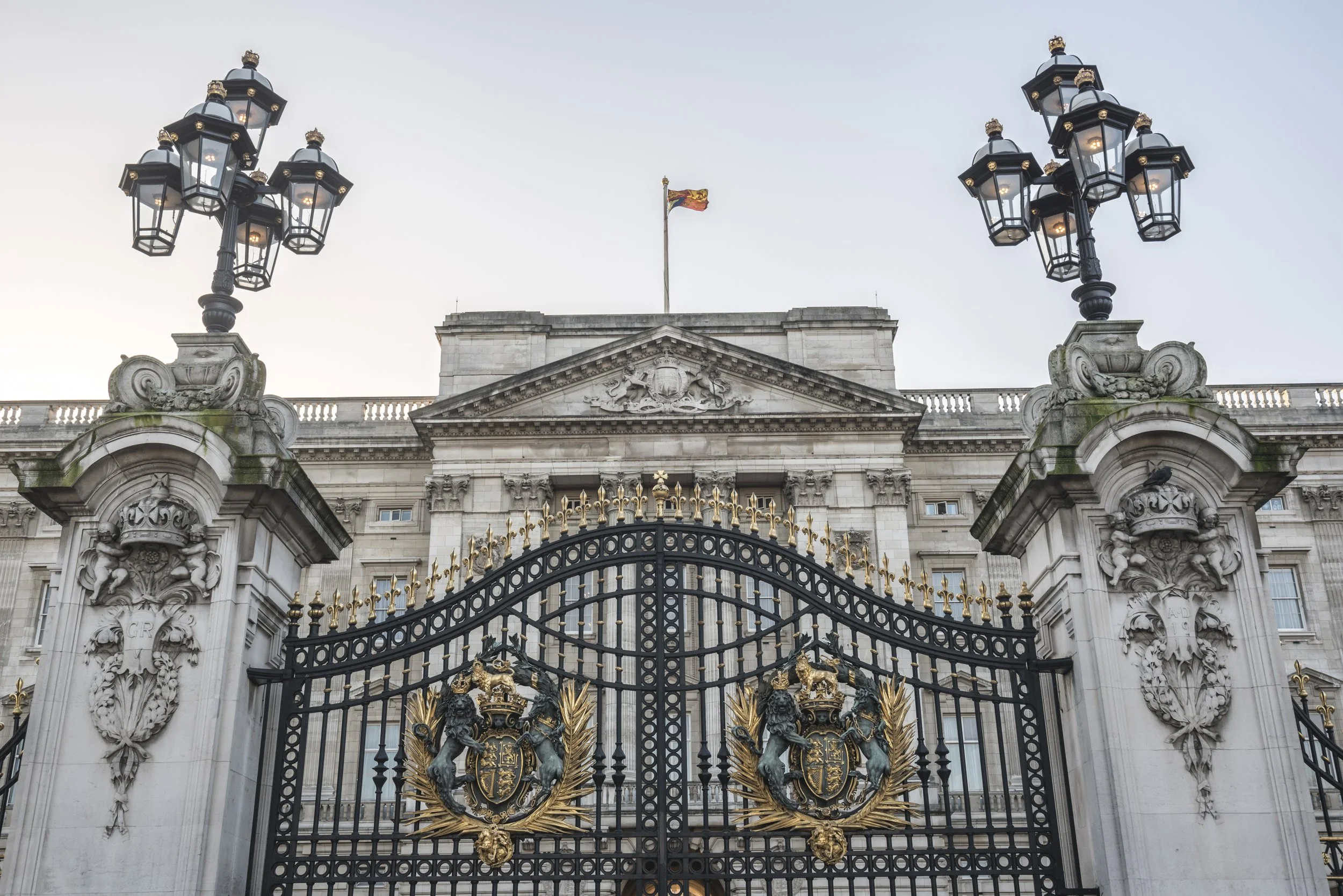 royal-coat-of-arms-and-the-gates-at-buckingham-pal-2024-09-22-14-52-03-utc.jpg