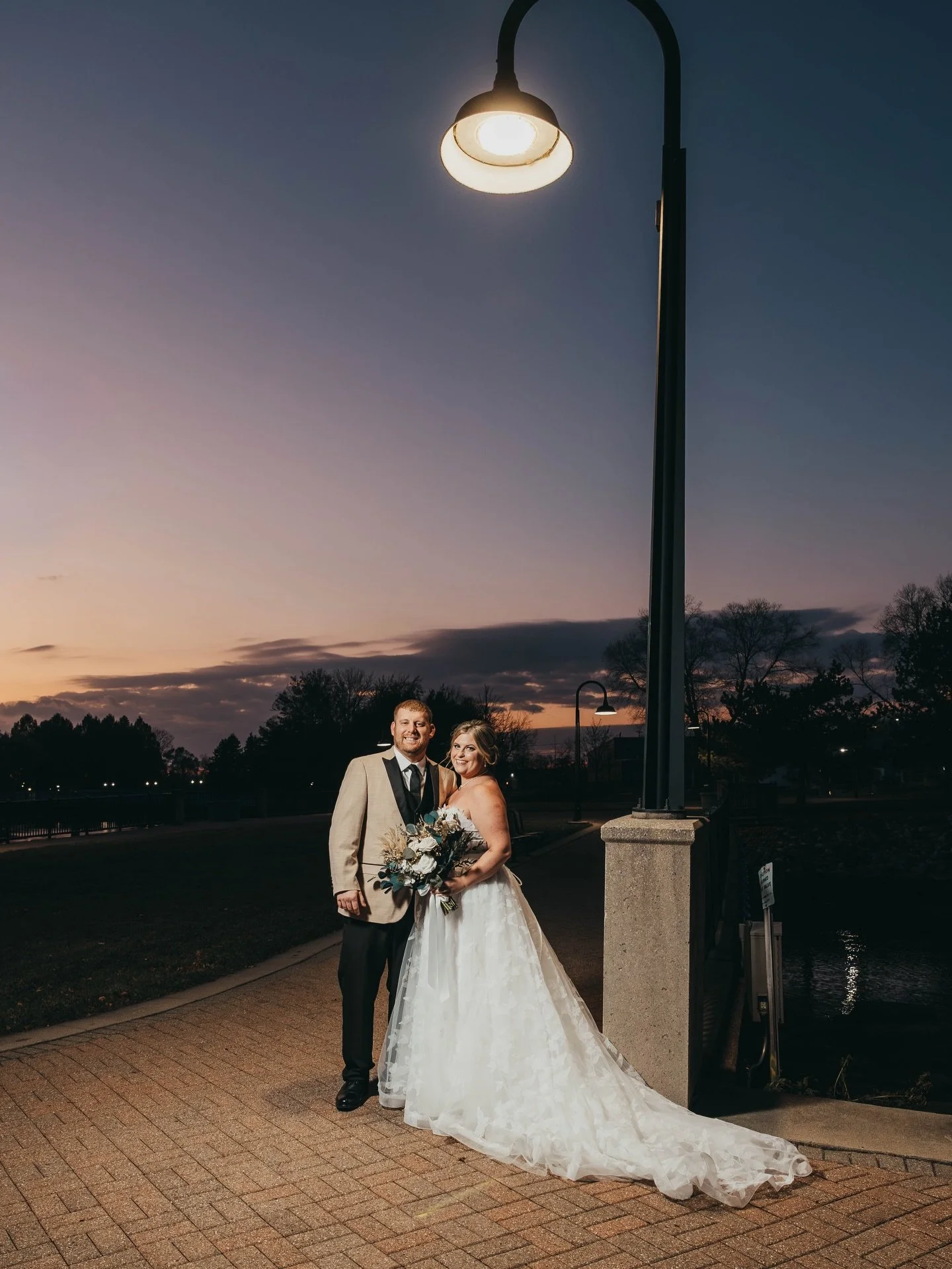 Missing beautiful sunsets 🤍

#michiganphotographer  #honeypeakphotography #michiganweddingphotographer #detroitweddingphotographer