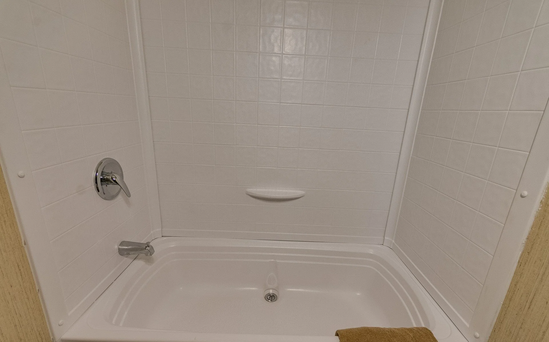 AL14321A-bathroom-2.jpg