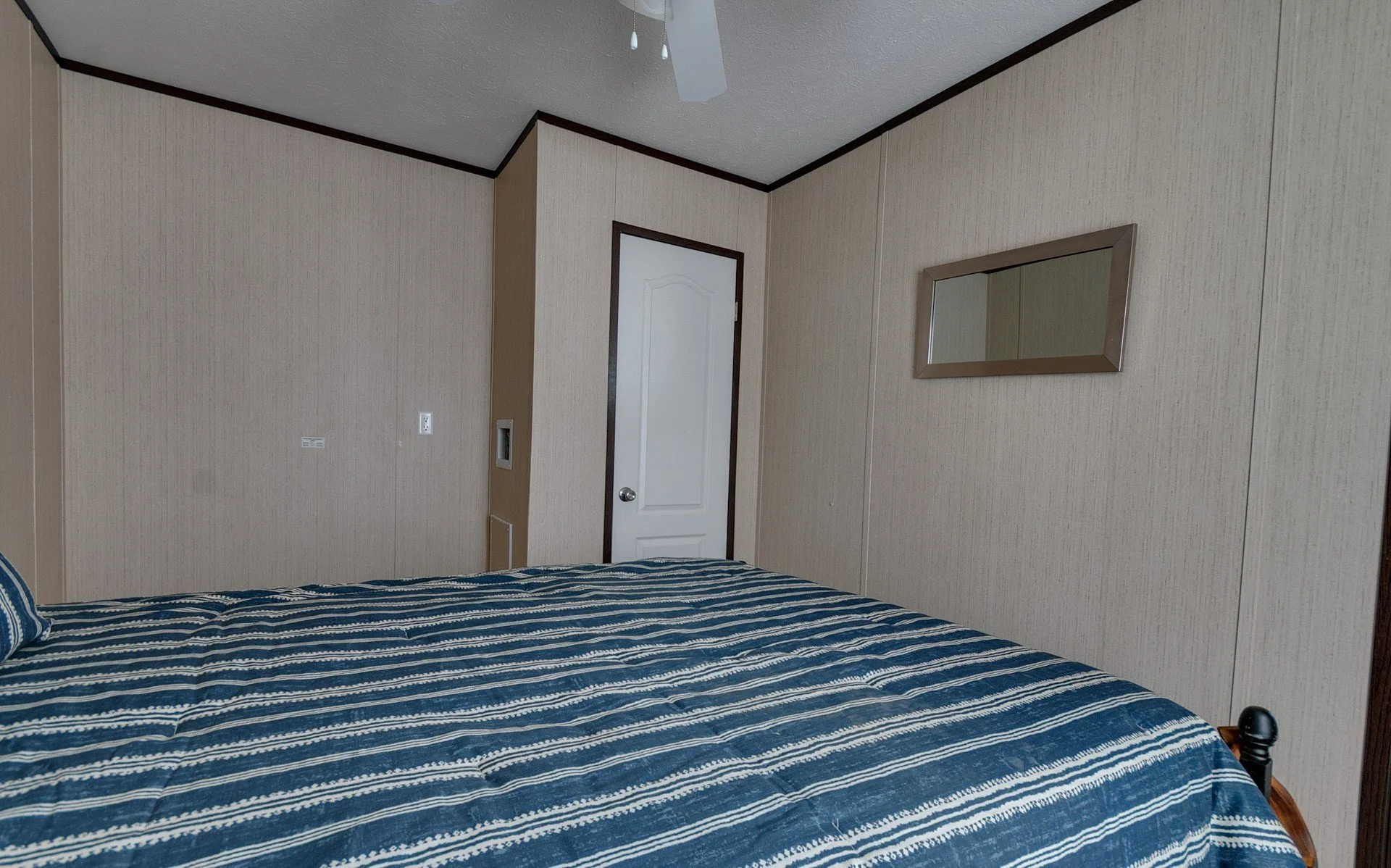 AL14321A-bedroom-3.jpg