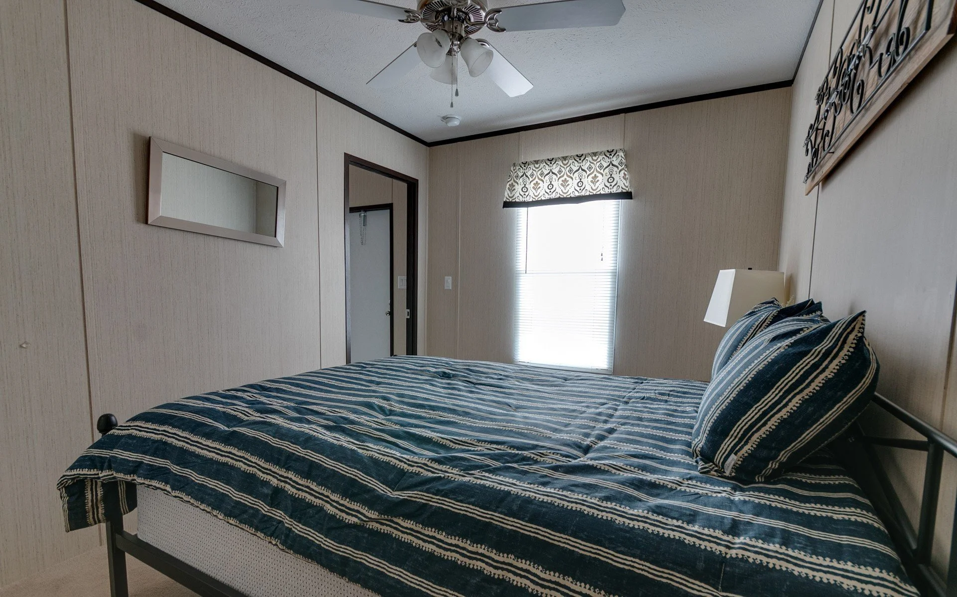 AL14321A-bedroom-2.jpg