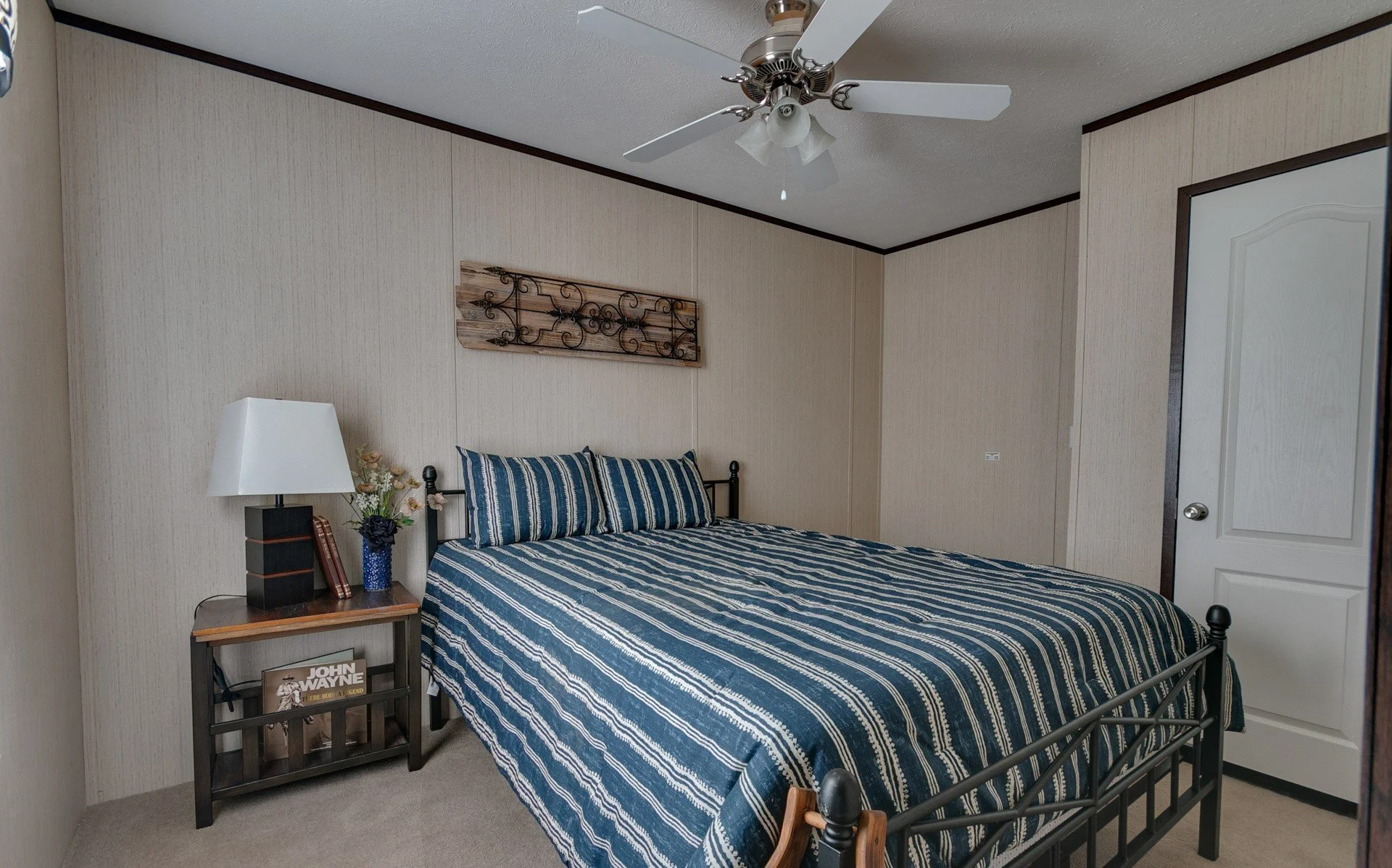 AL14321A-bedroom-1.jpg