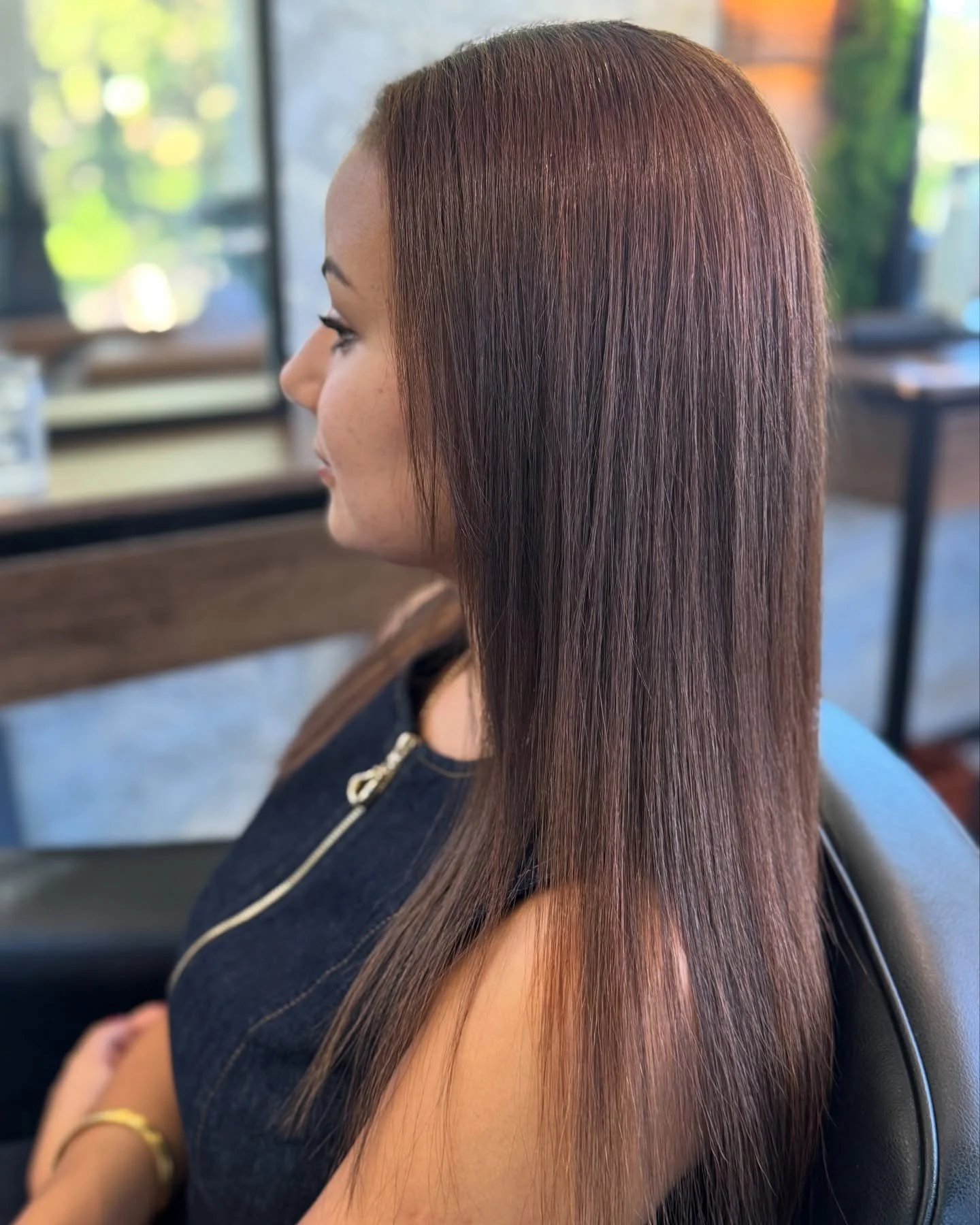 This was Sandy&rsquo;s first time having our permanent hair straightening, after years of doing keratin treatments that quickly faded out - Life changing!! 🙌🏻 See you again in 6 months for a regrowth touch up 🤍 

#goldcoasthairdresser #goldcoastsm
