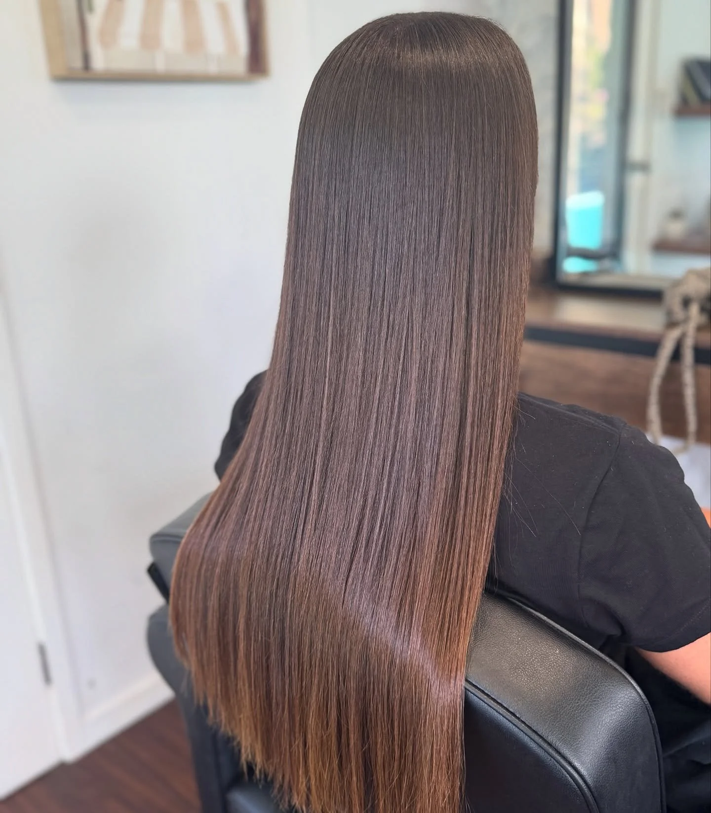 You don&rsquo;t need to be super curly to benefit from our permanent straightening! It provides hydration, shine and strength to your hair 👌🏻 Perfect for those who want to wash and wear 😍 

#permanenthairstraightening #organic #cleanhaircare #hair