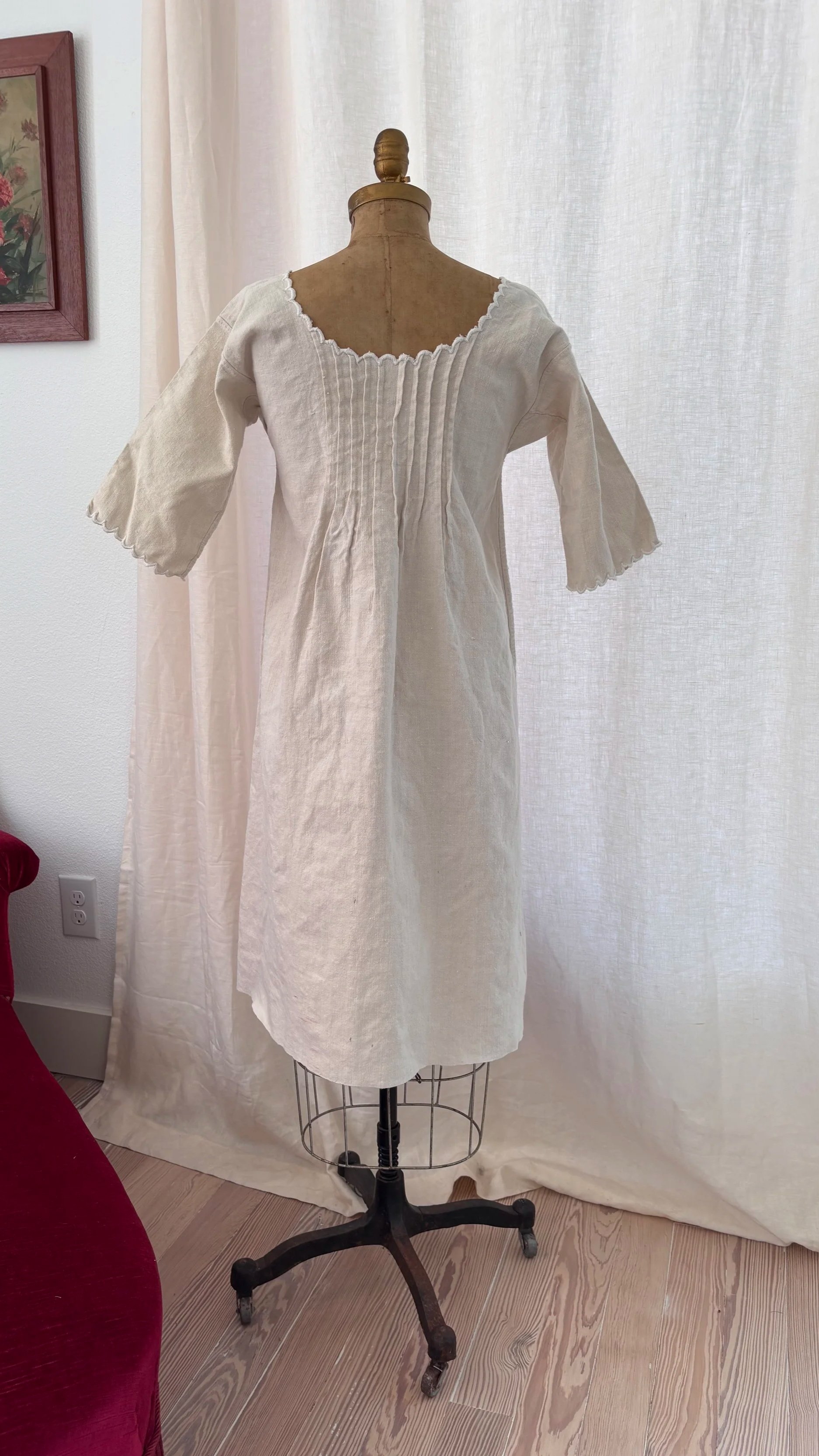 Back view of antique Edwardian French homespun linen day dress on dress form