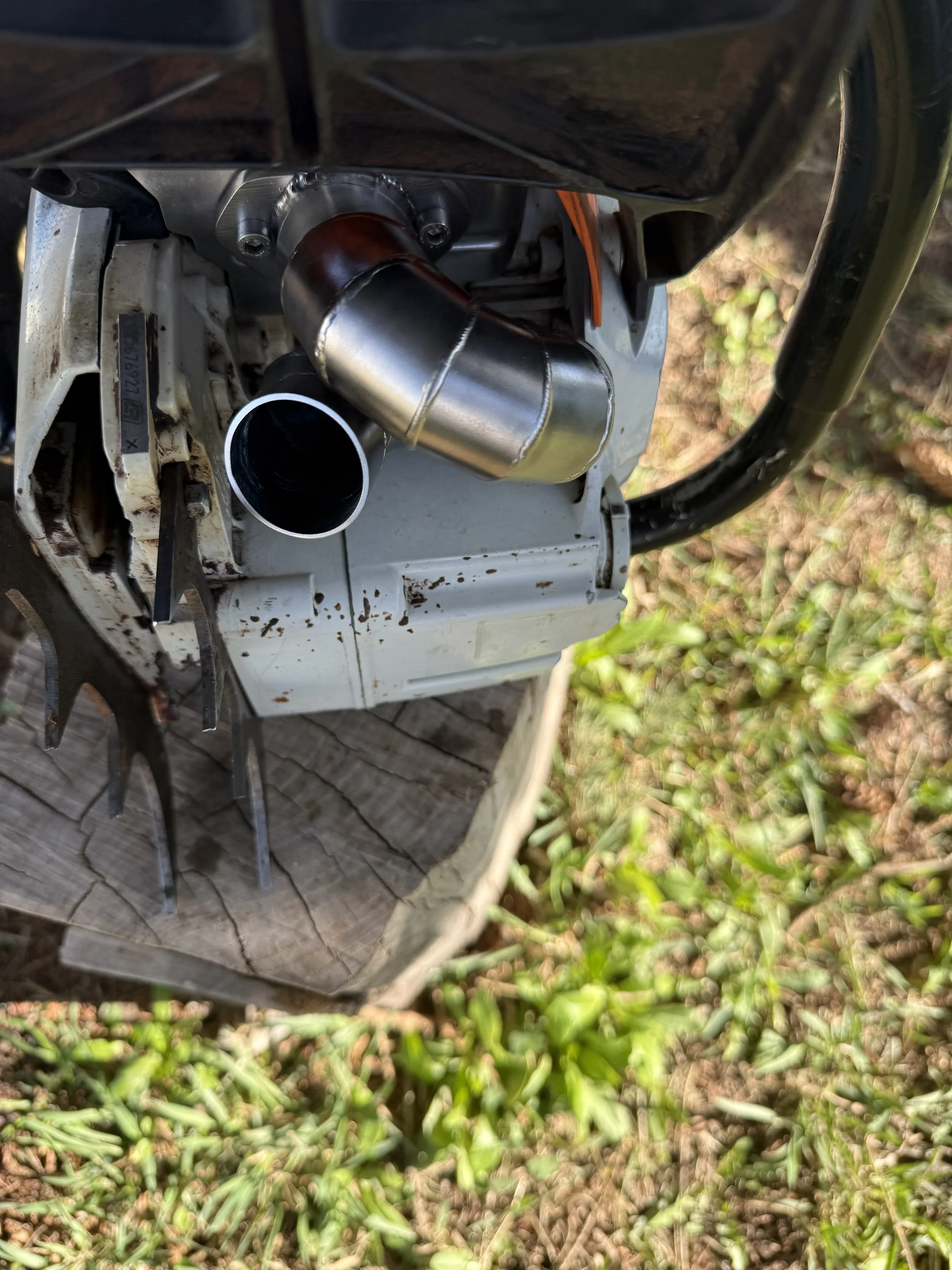 Ported chainsaw muffler