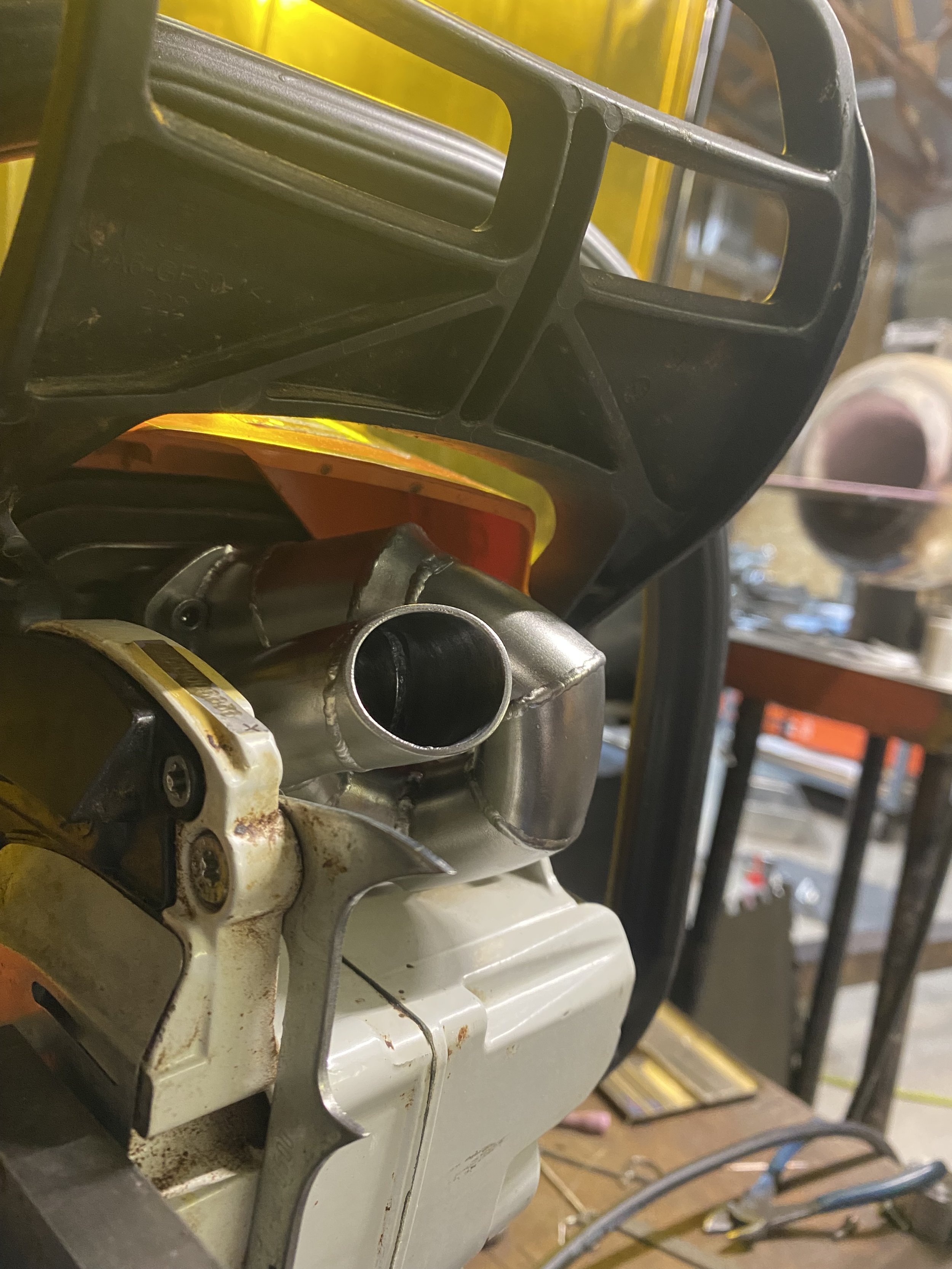 chainsaw exhaust pipe
