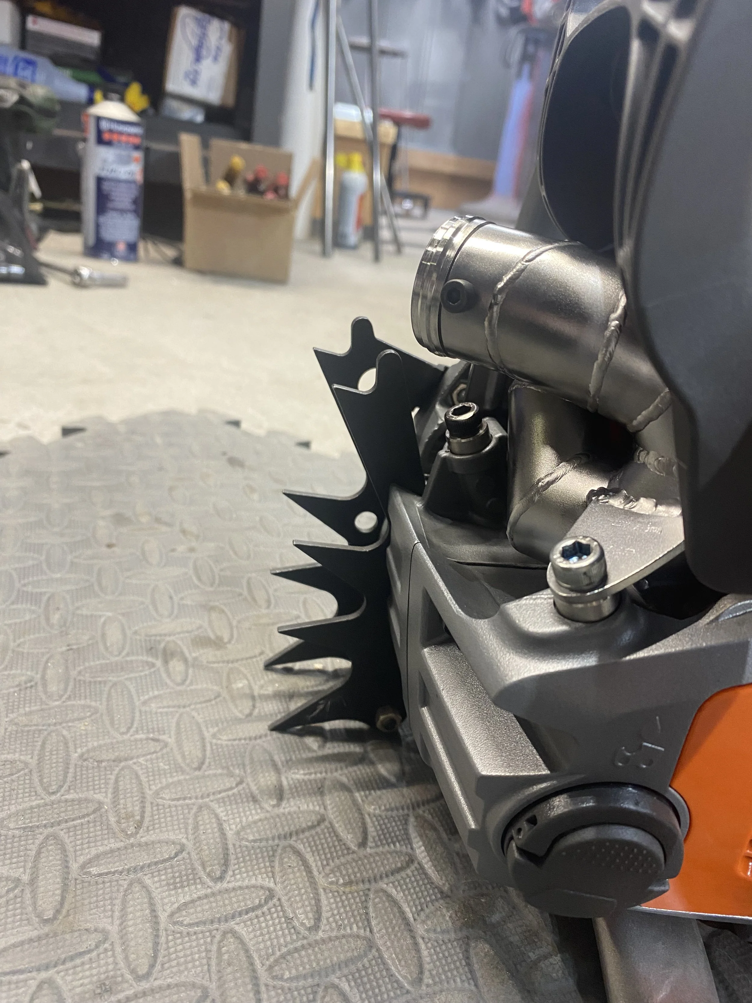 chainsaw exhaust pipe