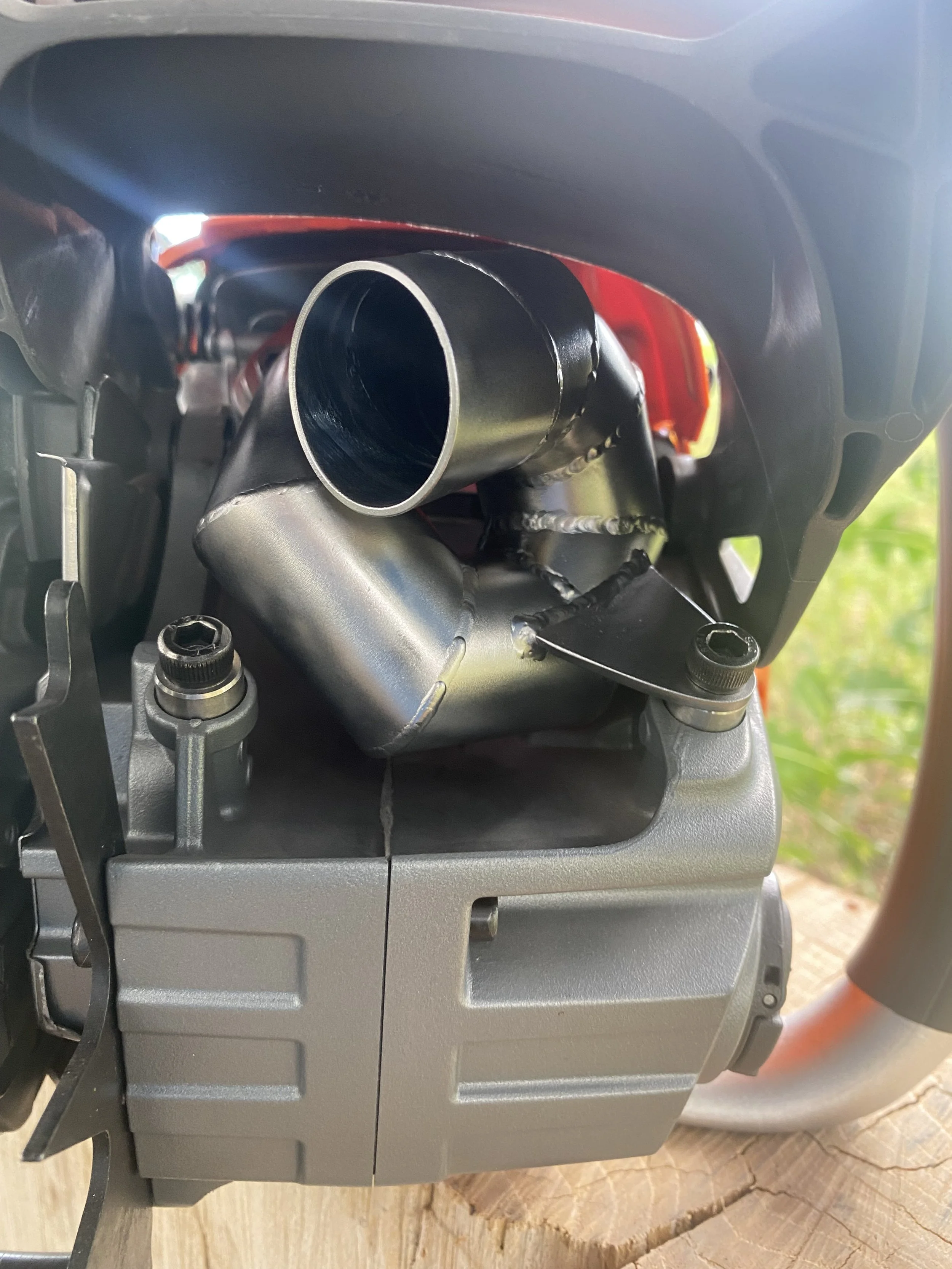 chainsaw exhaust pipe