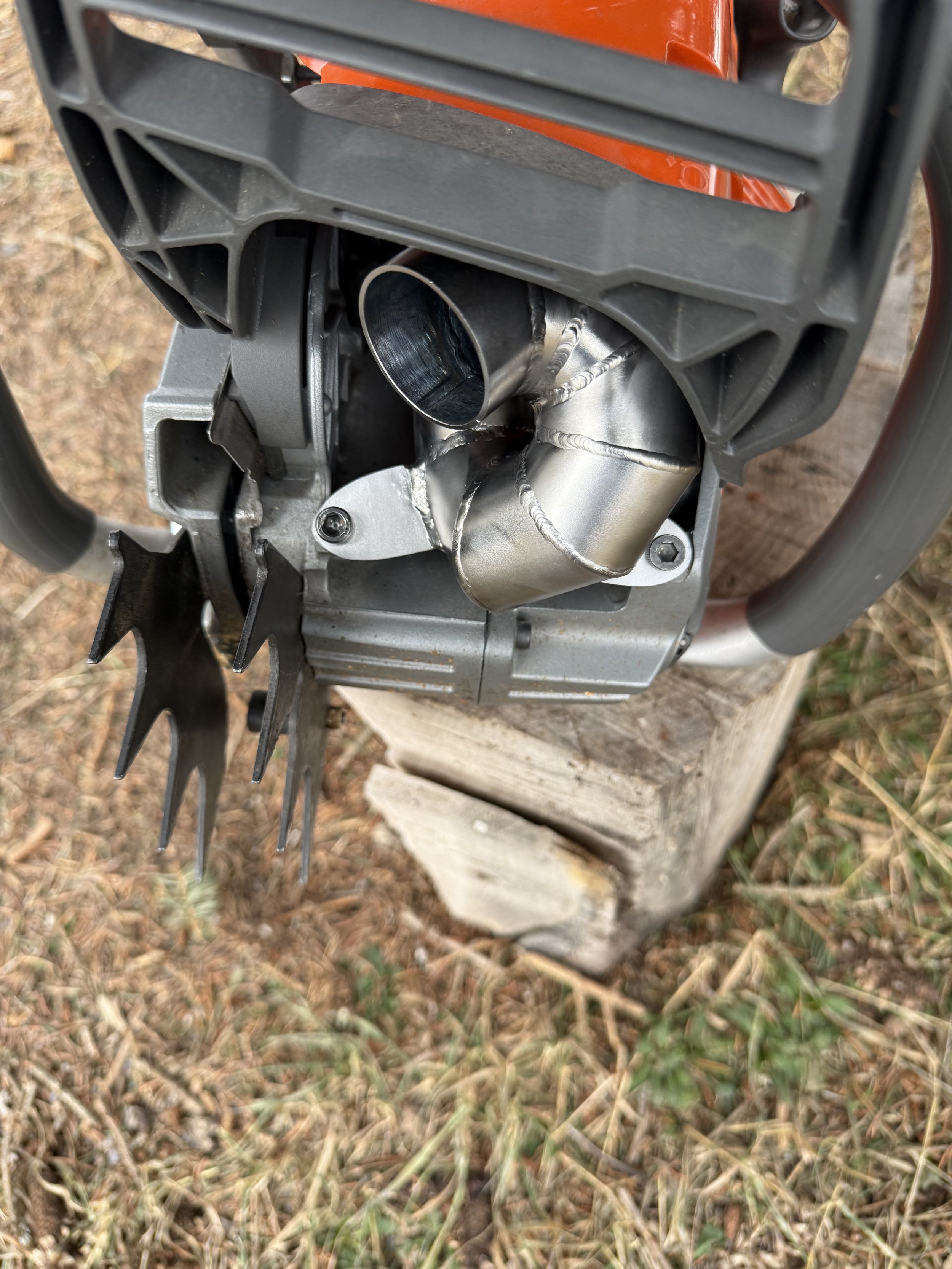 Ported chainsaw muffler