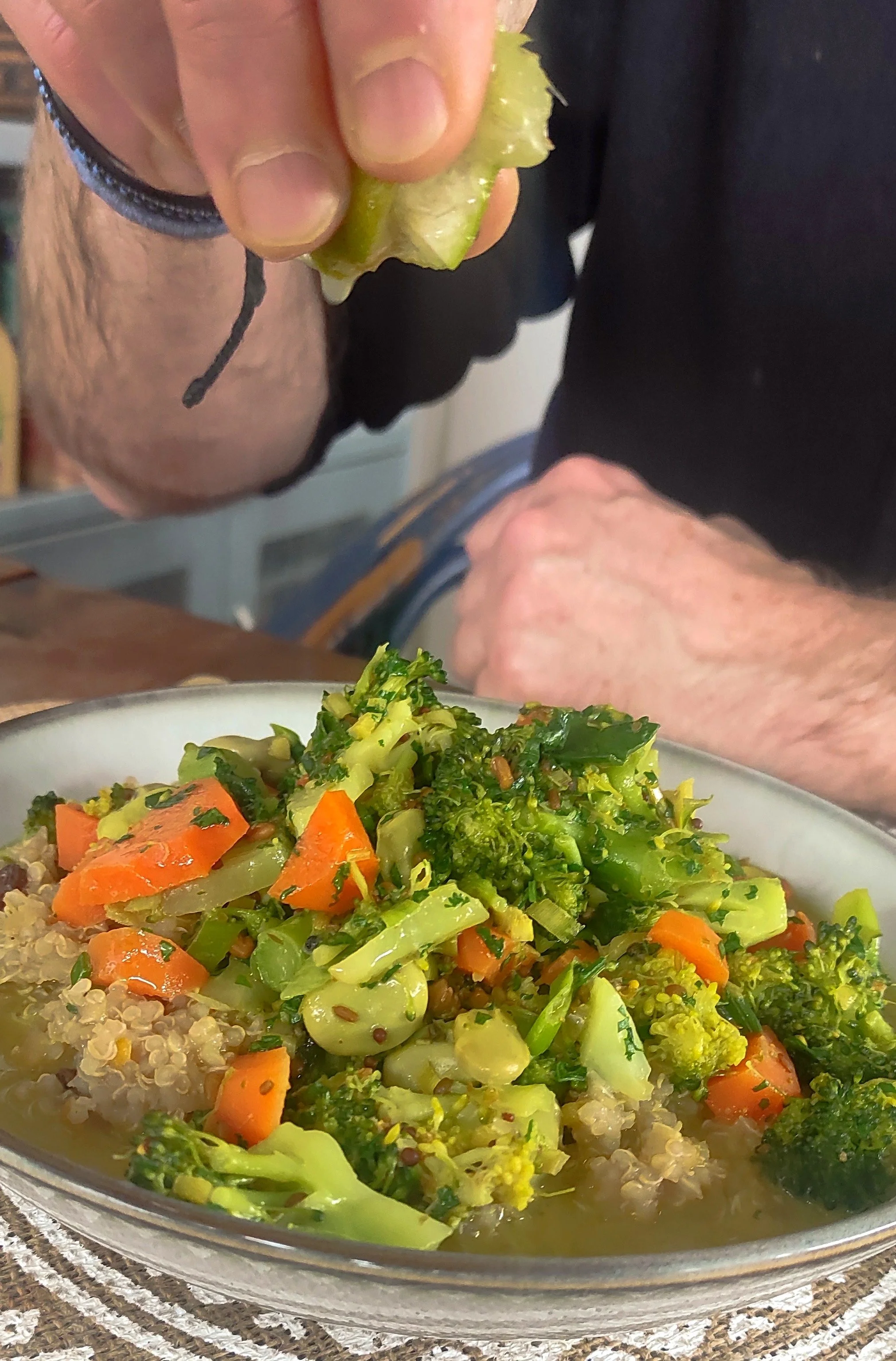 Explorez une cuisine éthique et durable à travers des ateliers pratiques autour des saveurs végétales, des épices et des combinaisons alimentaires justes. Un moment pour ralentir et se reconnecter à soi.