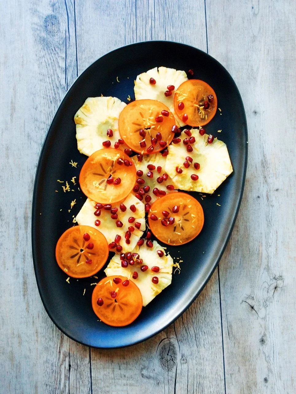 Un carpaccio de fruits multicolores, une explosion de saveurs et de couleurs. La présentation soignée stimule les sens, particulièrement la vue, préparant ainsi le corps à une digestion optimale. Un plat qui allie esthétisme et bien-être tout en resp