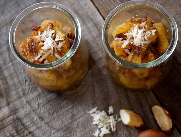 Ananas rôti à la cannelle et aux dattes. Ce dessert est savoureux, mais également riche en nutriments bénéfiques pour la santé. L'ananas, les dattes et la cannelle sont tous des ingrédients naturels aux nombreuses vertus pour le corps et l'esprit