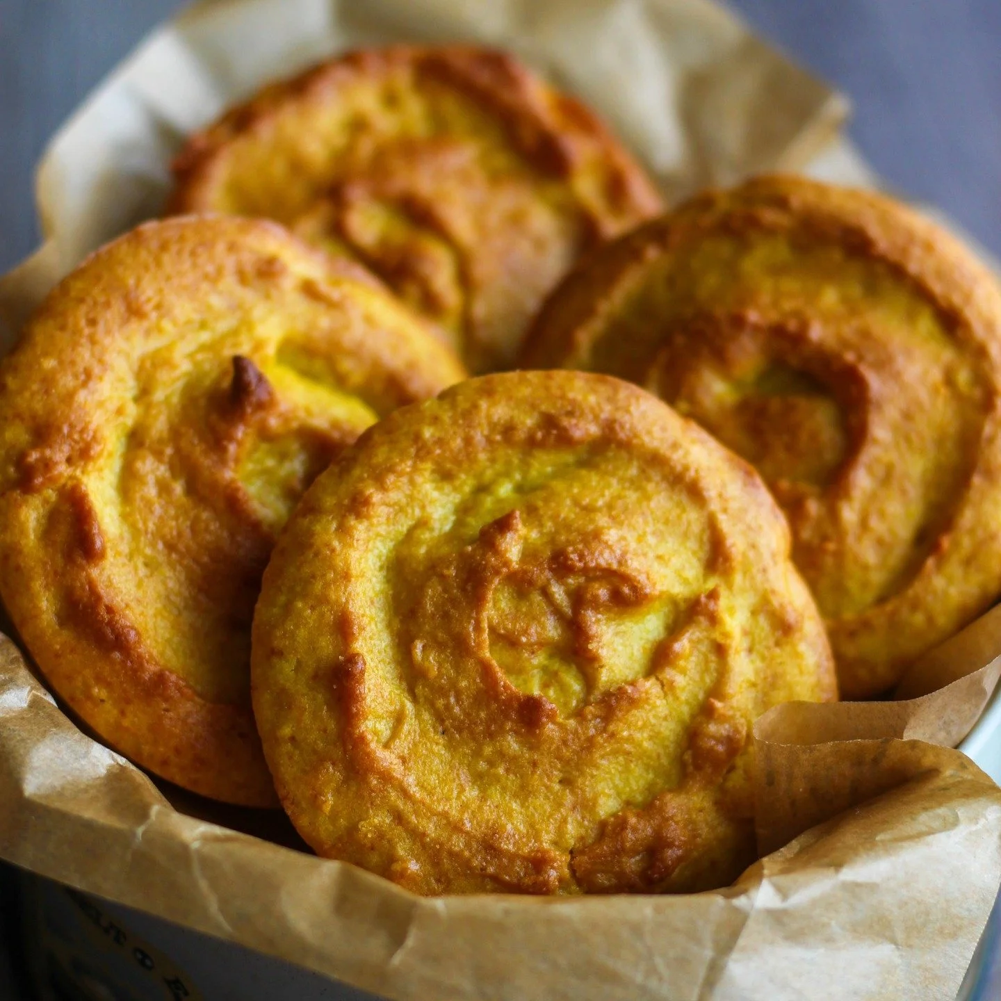 Et pour profiter de la saison des oranges, voici une recette ensoleill&eacute;e, palets &agrave; l'orange. Une bonne id&eacute;e pour un go&ucirc;ter sans gluten et sans lactose, vegan et plein de saveurs🍊
Vous trouverez la recette sur le lien dans 